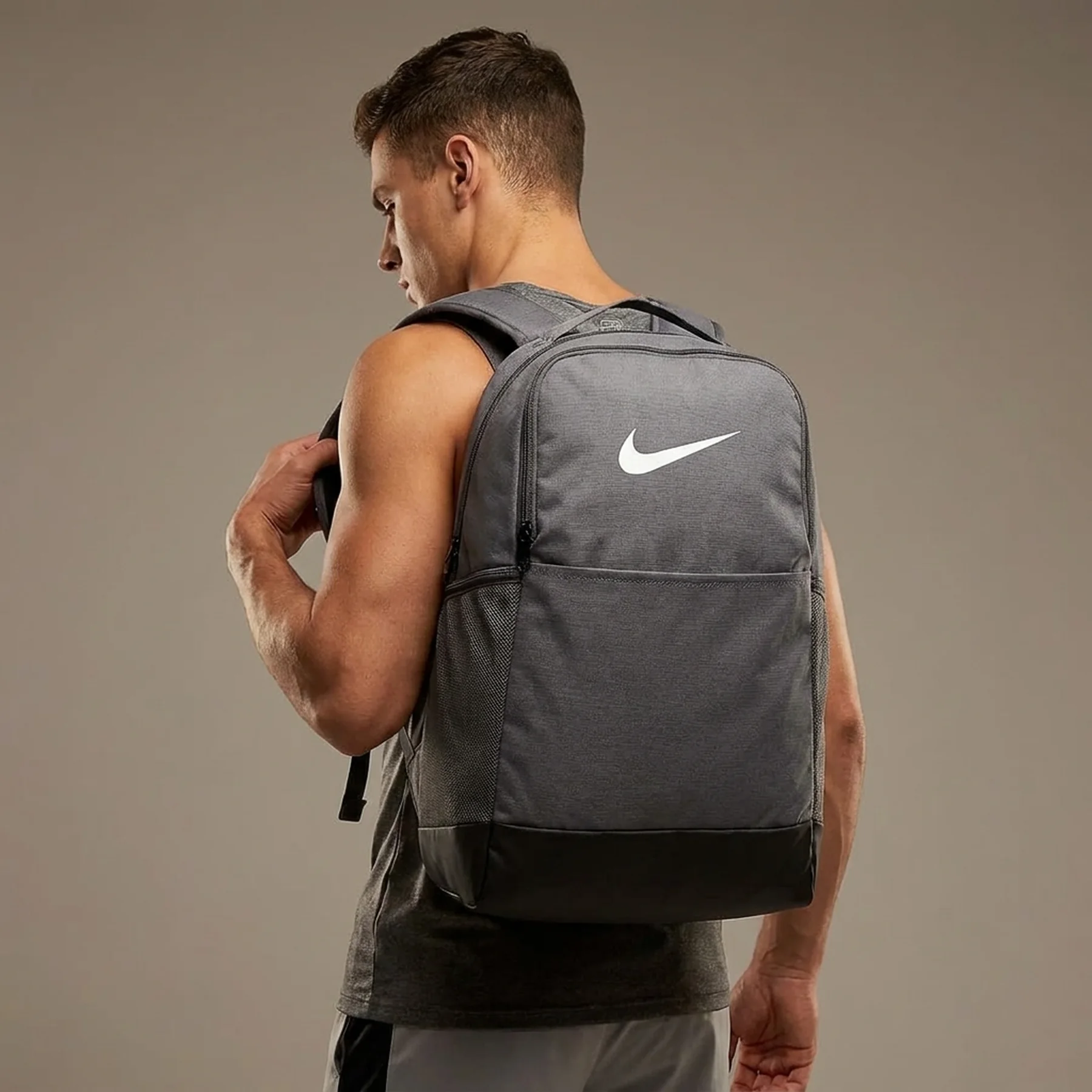 Рюкзак Nike NK BRSLA M BKPK - 9.5 24L сірий Уні 46 х 30 х 18 см
