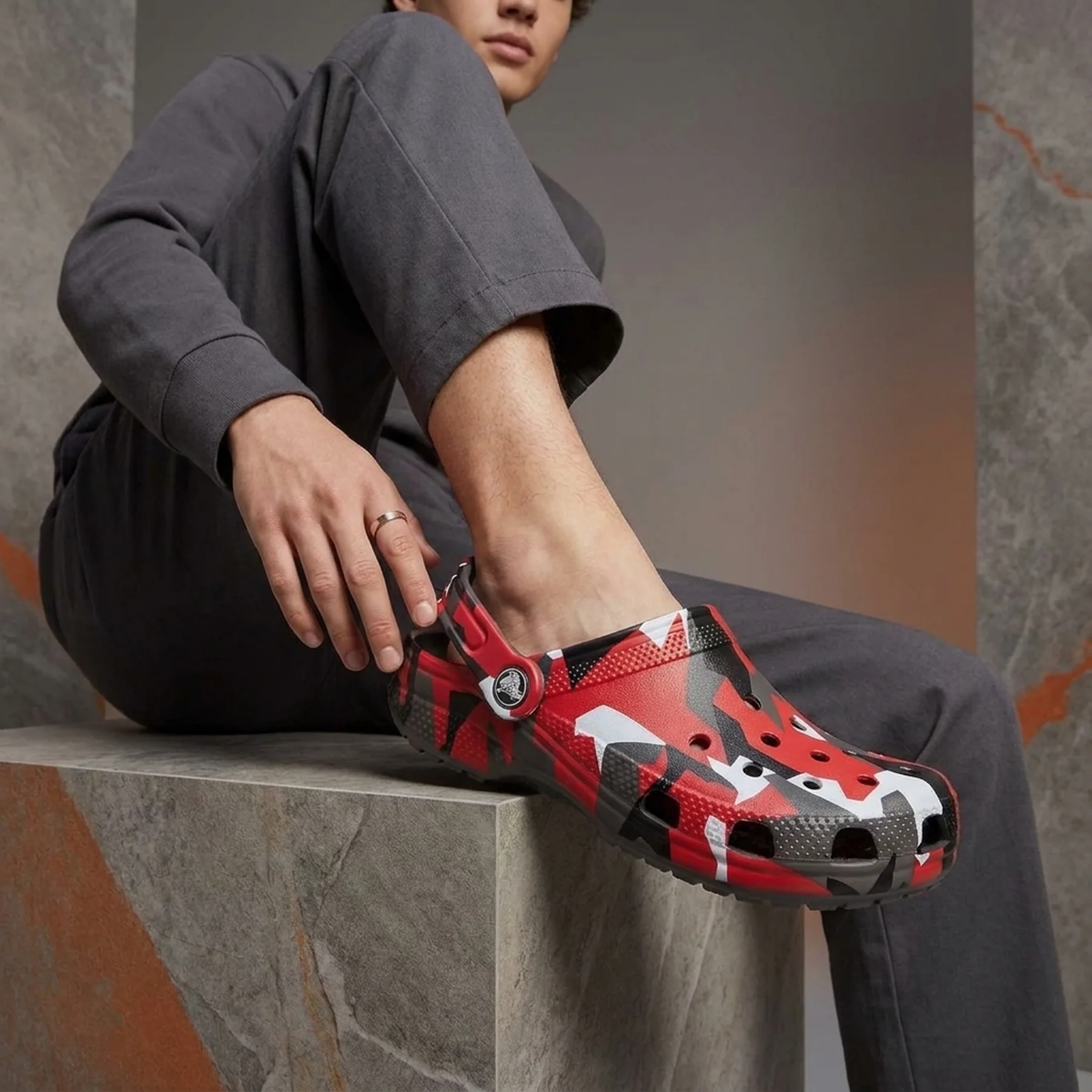 Сабо підліткові Classic Geo Camo Clog K SGy/Mlti 211171-0IE-Slate Grey/Multi CROCS J1 (32-33) Червоний