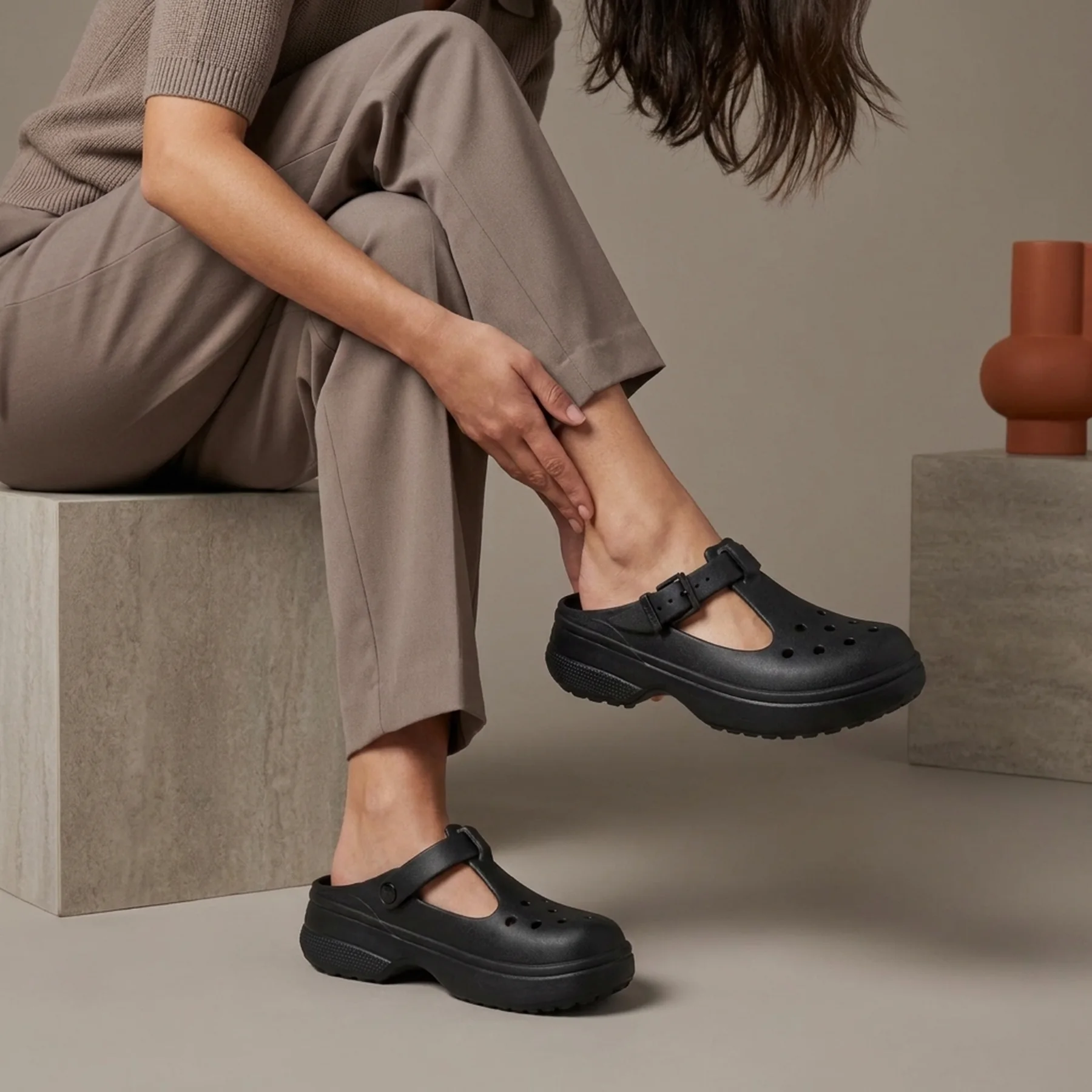 Сабо UNI Classic Mary Jane Clog Taupe 210581-001-Black CROCS M4/W6 (36-37) Чорний