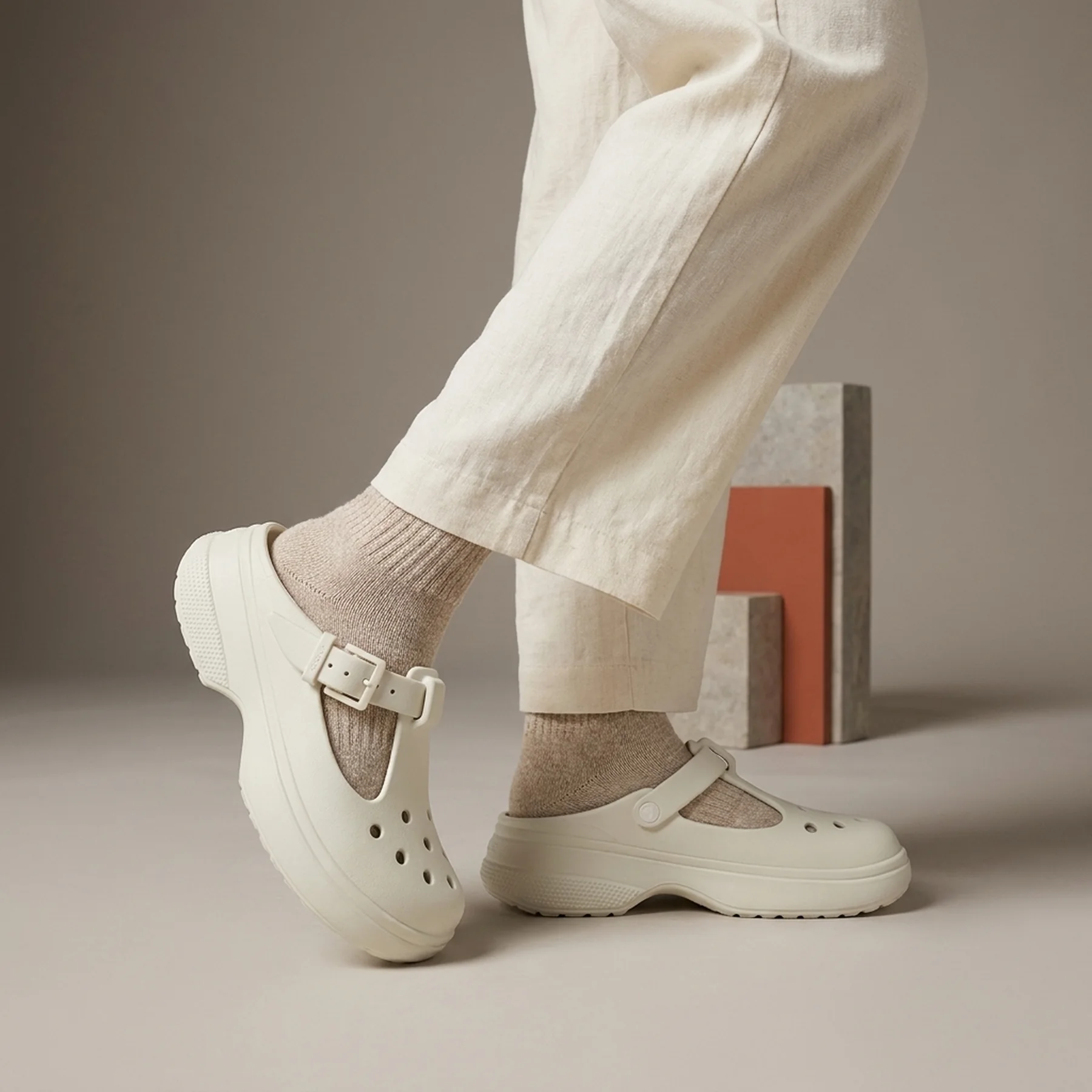 Сабо UNI Classic Mary Jane Clog Taupe 210581-0HZ-Linen CROCS M4/W6 (36-37) Білий