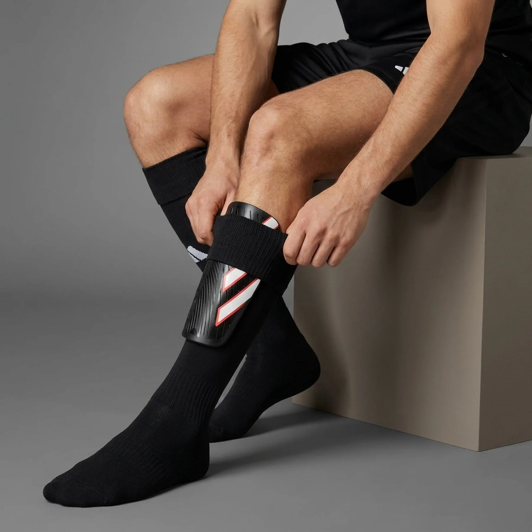 Щитки Adidas TIRO SG CLB чорний L (зріст 140-160 см)