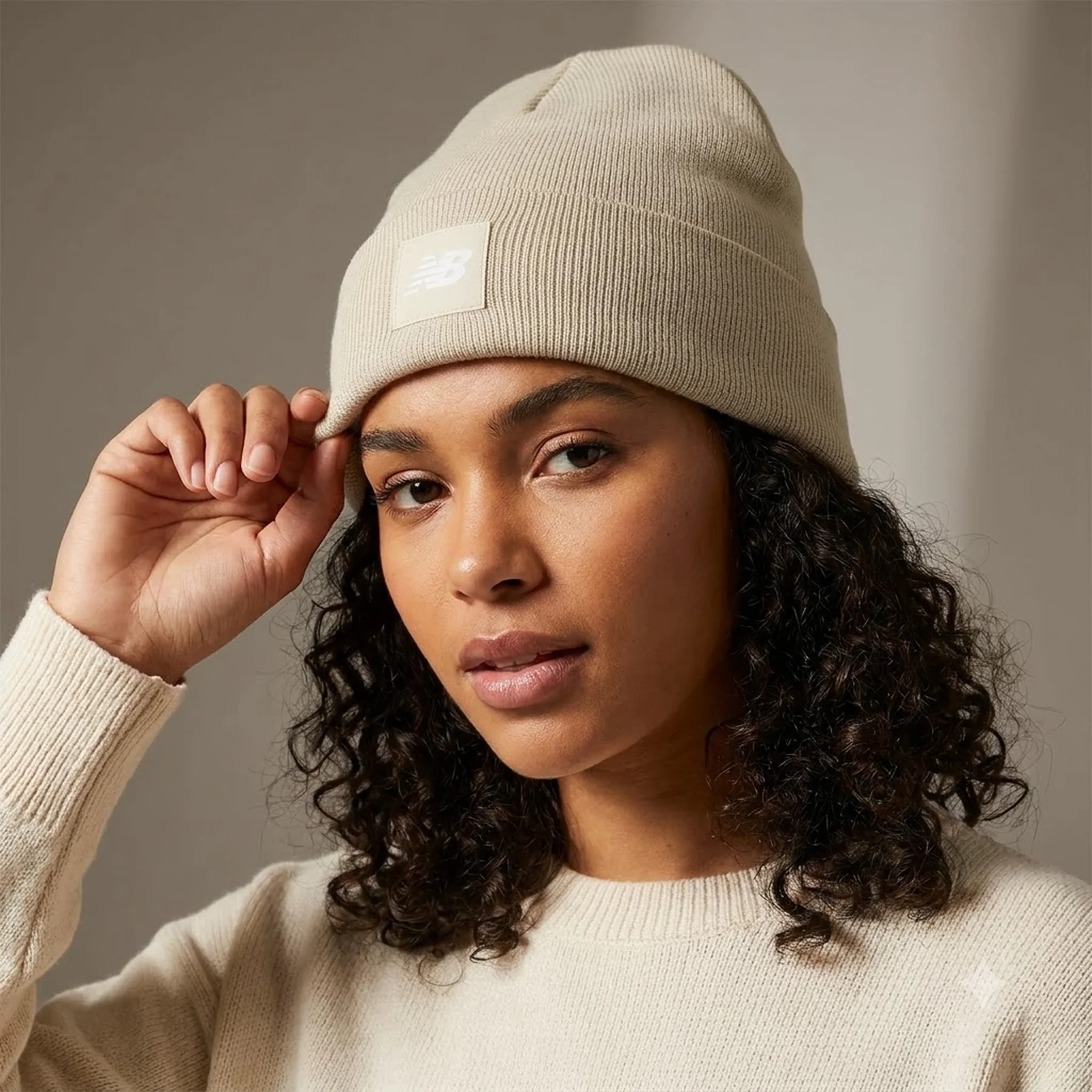 Шапка унісекс New Balance Cuffed Beanie Flying Logo Beige LAH13034TWF MISC