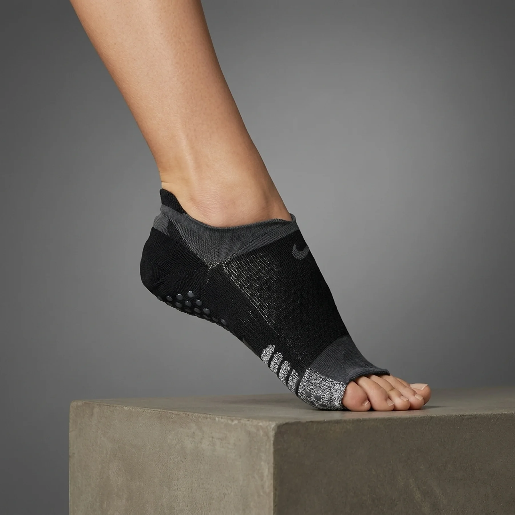 Шкарпетки Nike Wmn's Grip Studio Toeless Footie (SX7827-010)