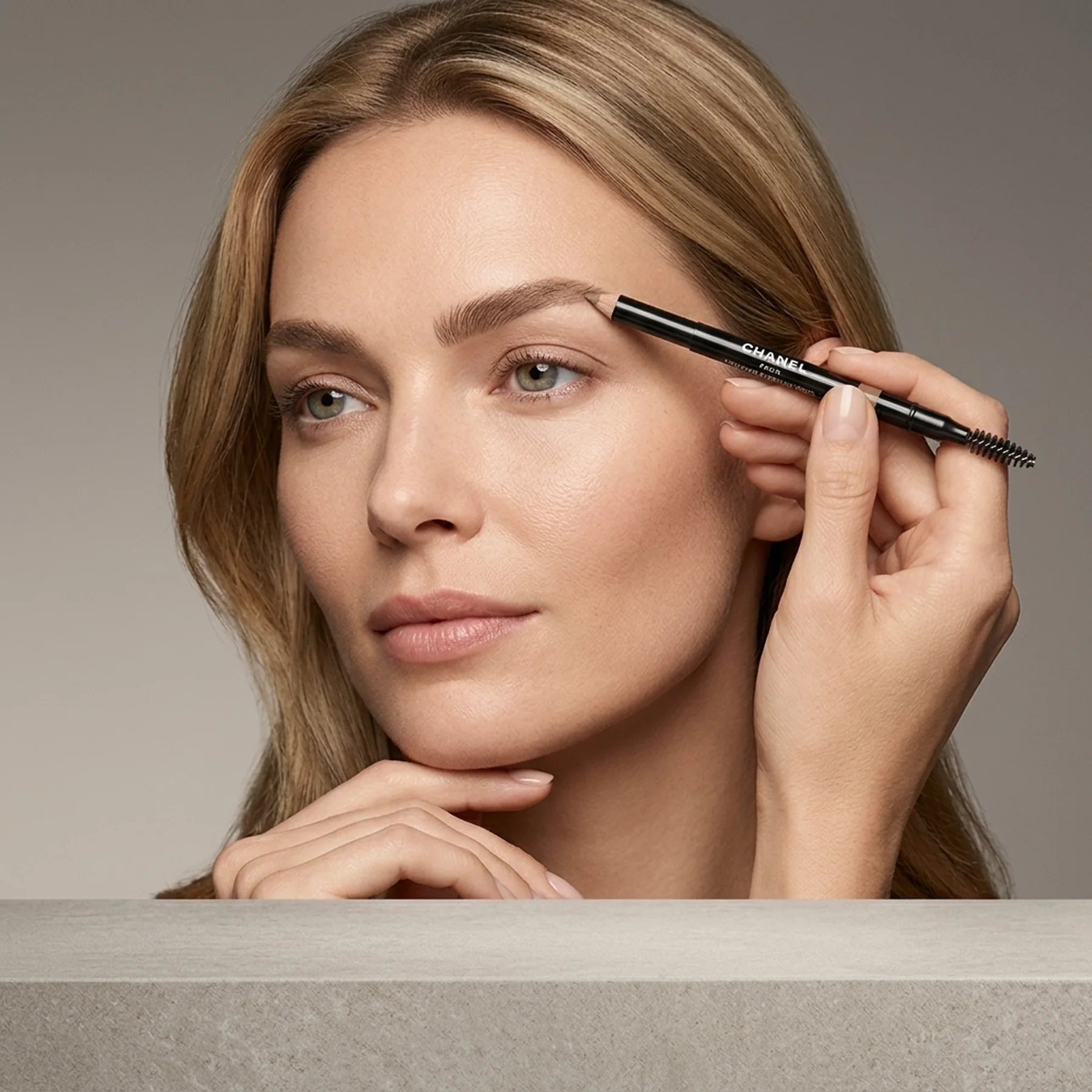 СКУЛЬПТУРИРУЮЩИЙ КАРАНДАШ ДЛЯ БРОВЕЙ CHANEL Sculpting Eyebrow Pencil 1 г 10 BLOND CLAIR