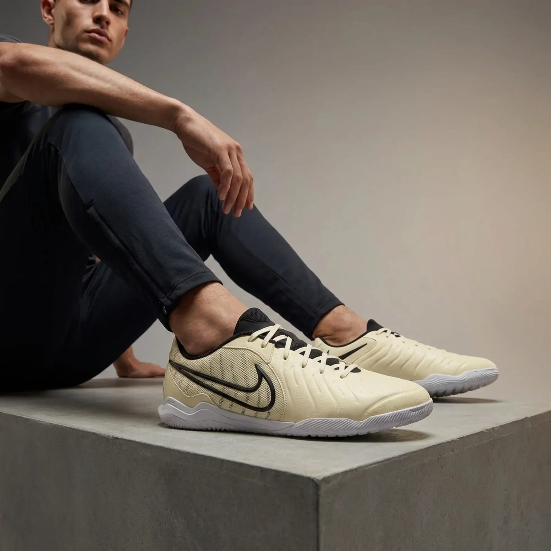 Сороконіжки чоловічі Nike Tiempo Legend 10 Academy Ic (DV4341-700)