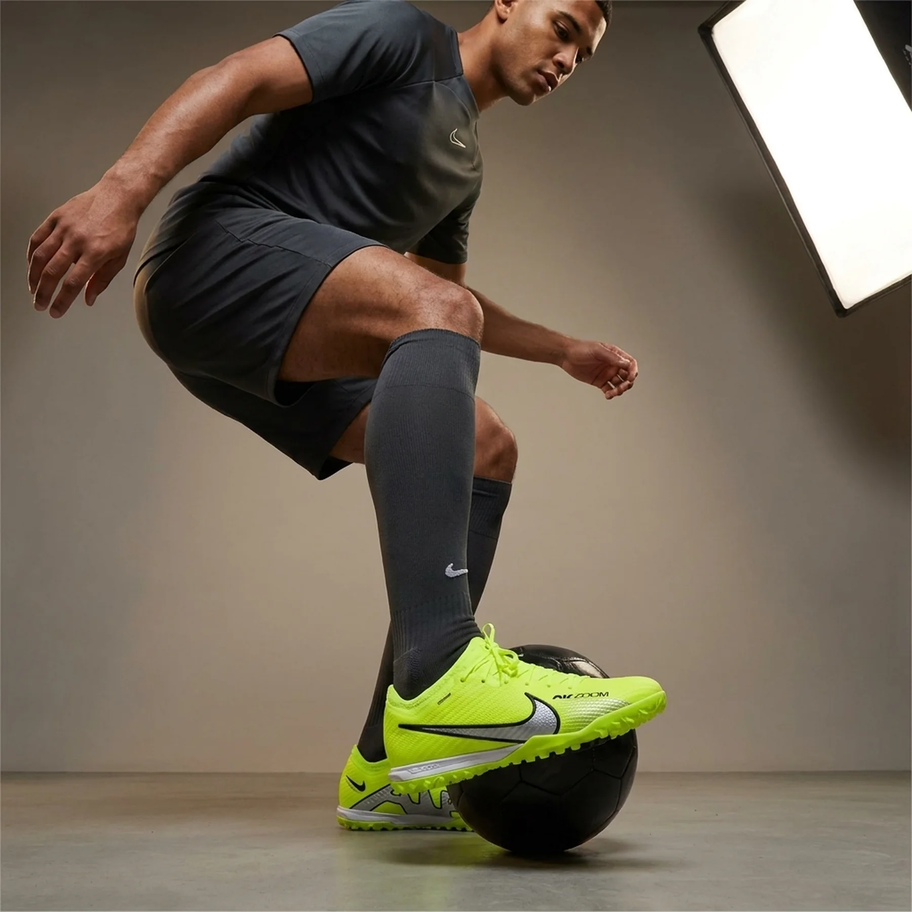 Сороконіжки чоловічі Nike Zoom Vapor 16 Academy Tf (FQ8449-700)