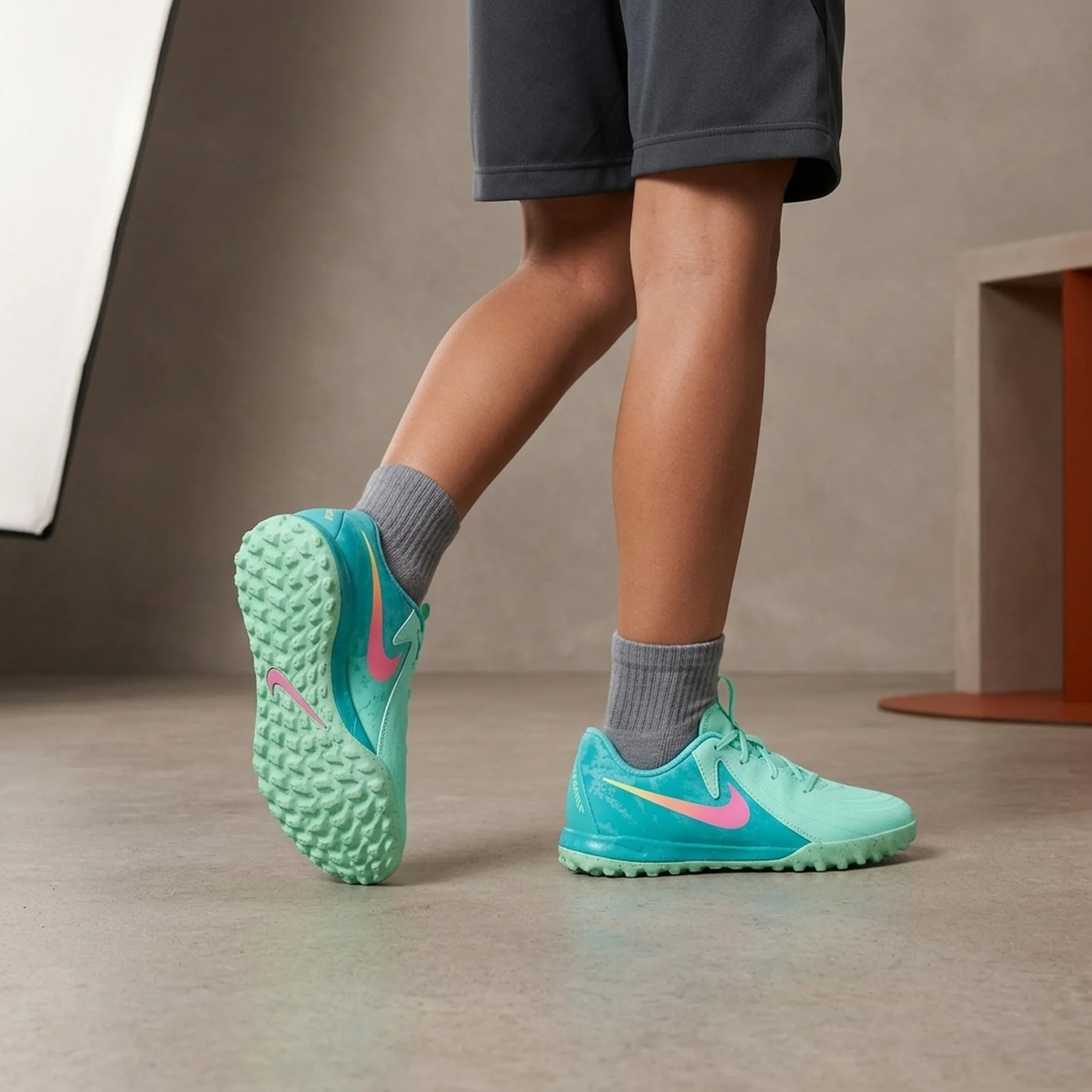 Сороконіжки дитячі Nike Jr Phantom Gx Ii Acad Lv8 Tf (FQ7391-300)
