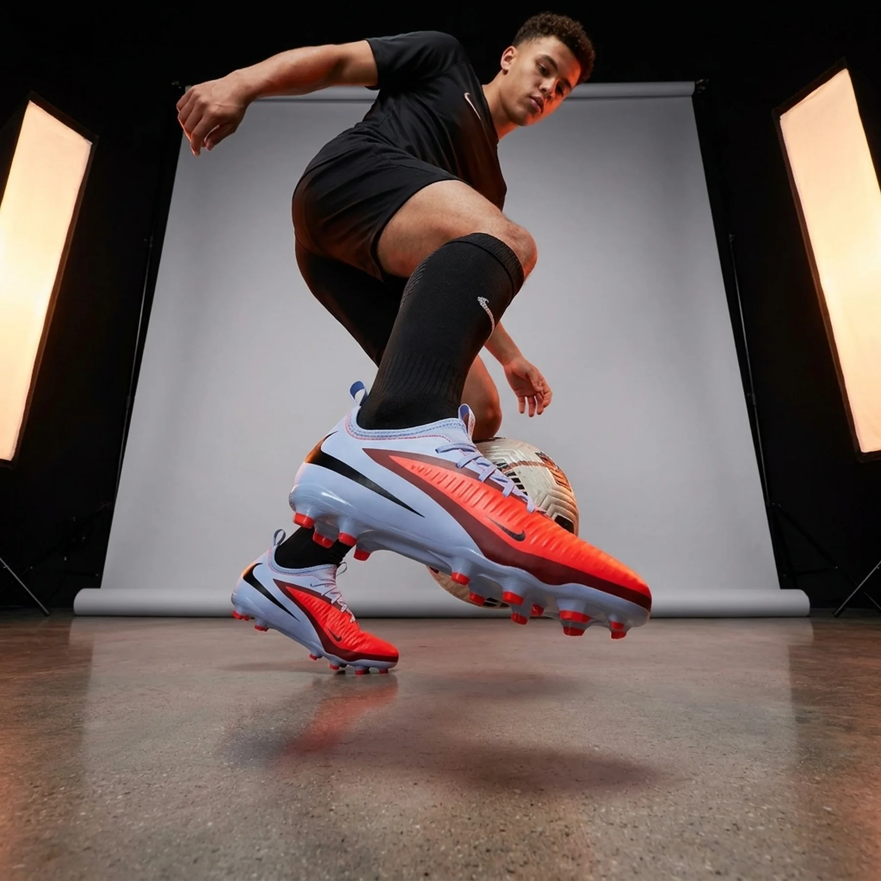 Сороконіжки підліткові Nike Jr Phantom 6 Low Acad Fg/Mg (HM9203-400)