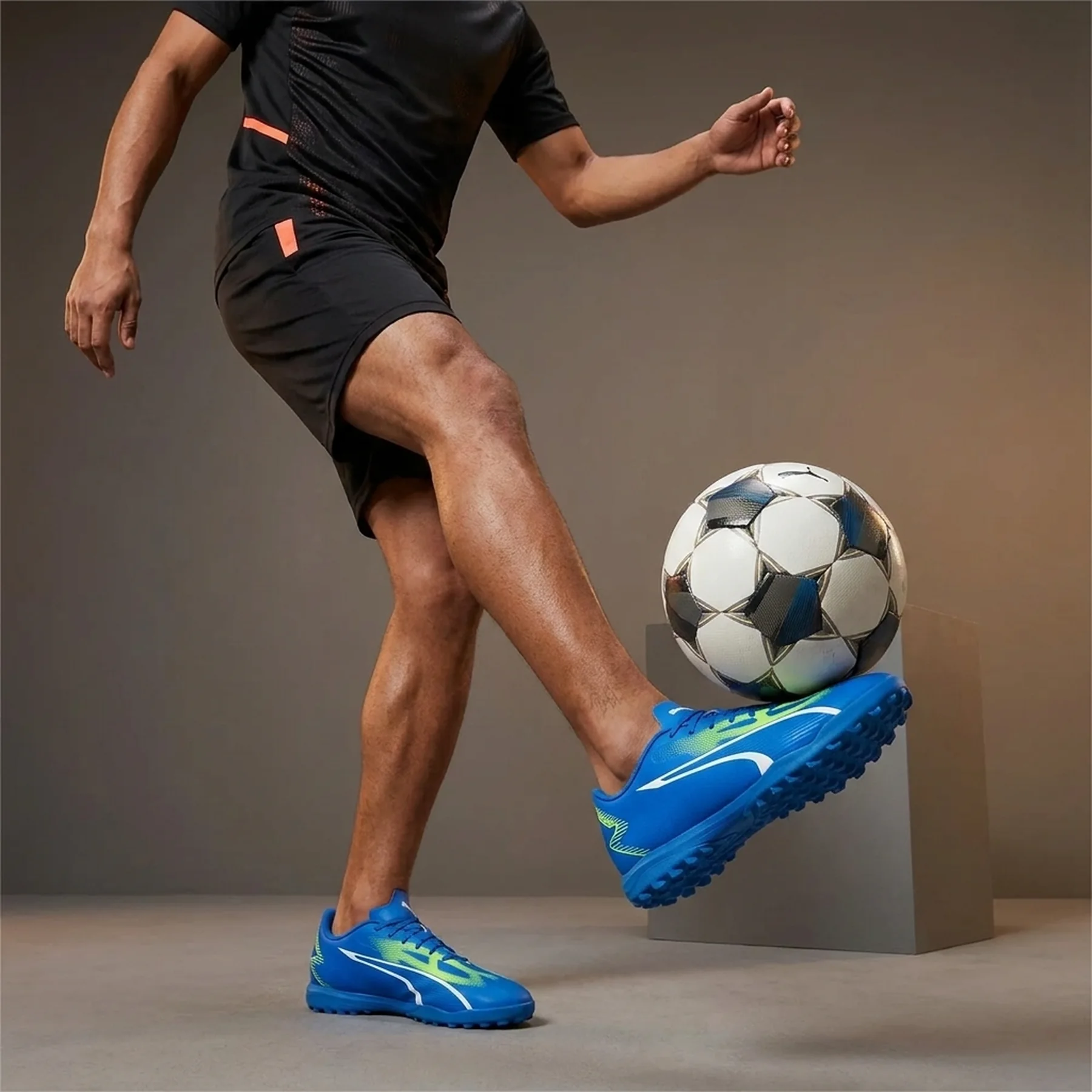 Сороконіжки Puma Ultra Play TT 107528-03 розмір 43 (28см.)
