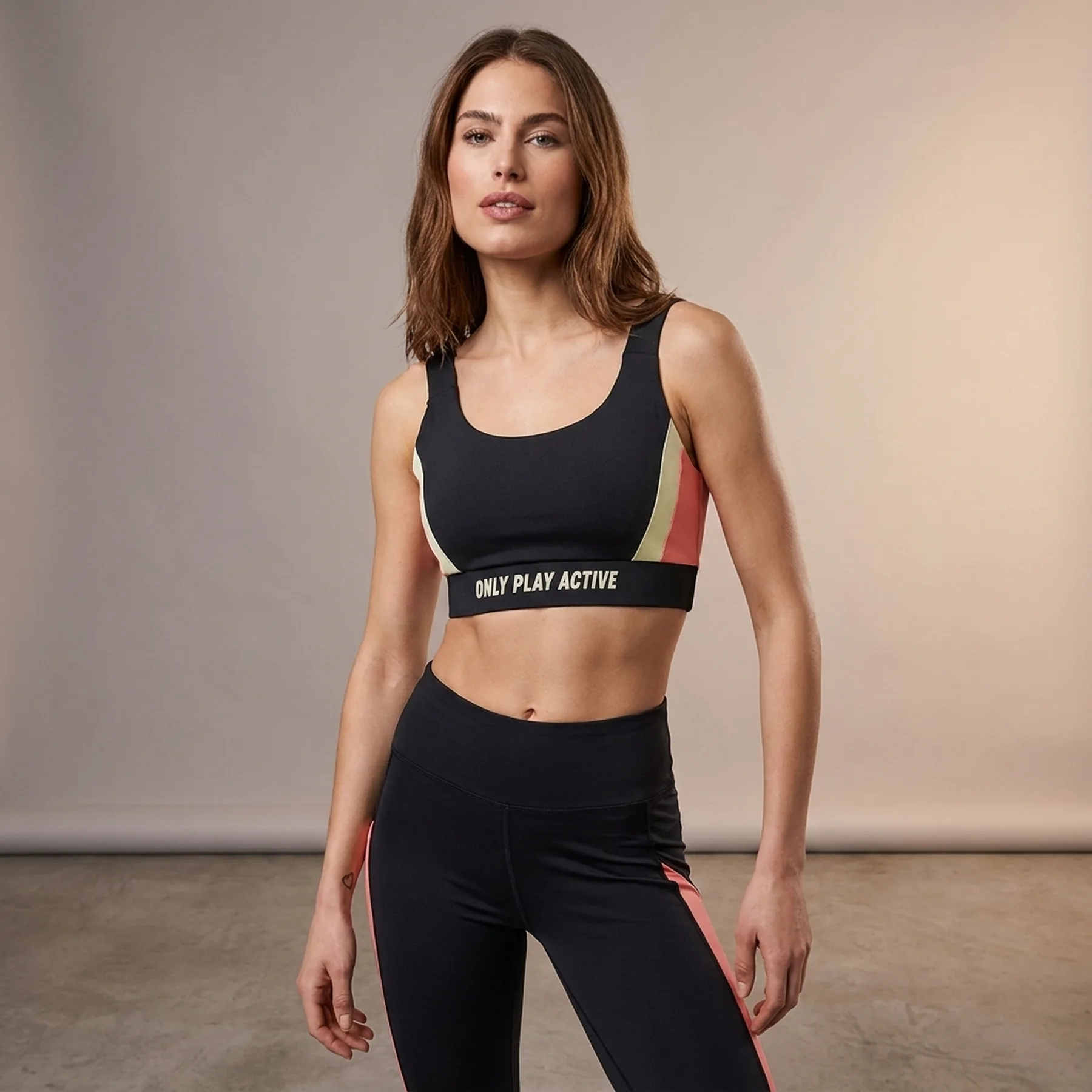 Спортивний бра ONPPERI SPORTS BRA 15287813-Black-Detail:w. Sun Kissed Coral ONLY Play M Чорний