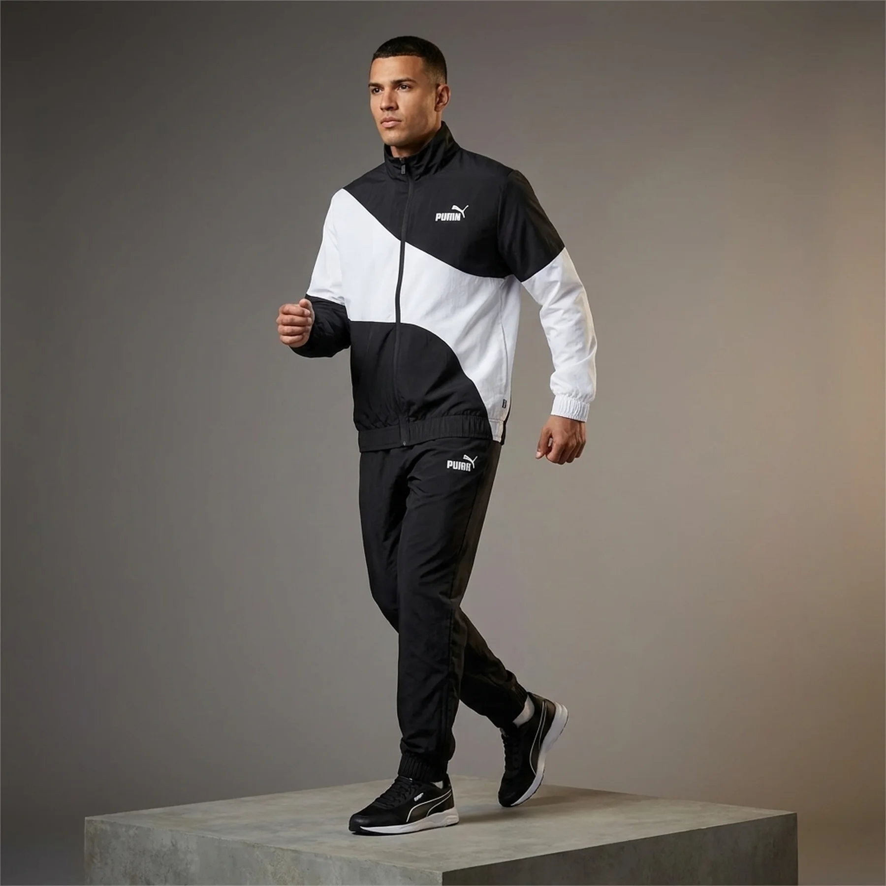Спортивний костюм чоловічий Puma Power Woven Tracksuit (673309-01)
