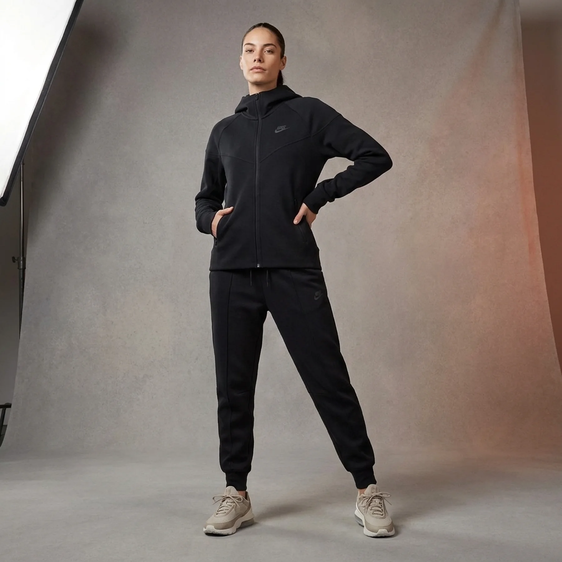 Спортивний костюм жіночий Nike Sportswear Tech Fleece Black (FB8338-010__FB8330-010)