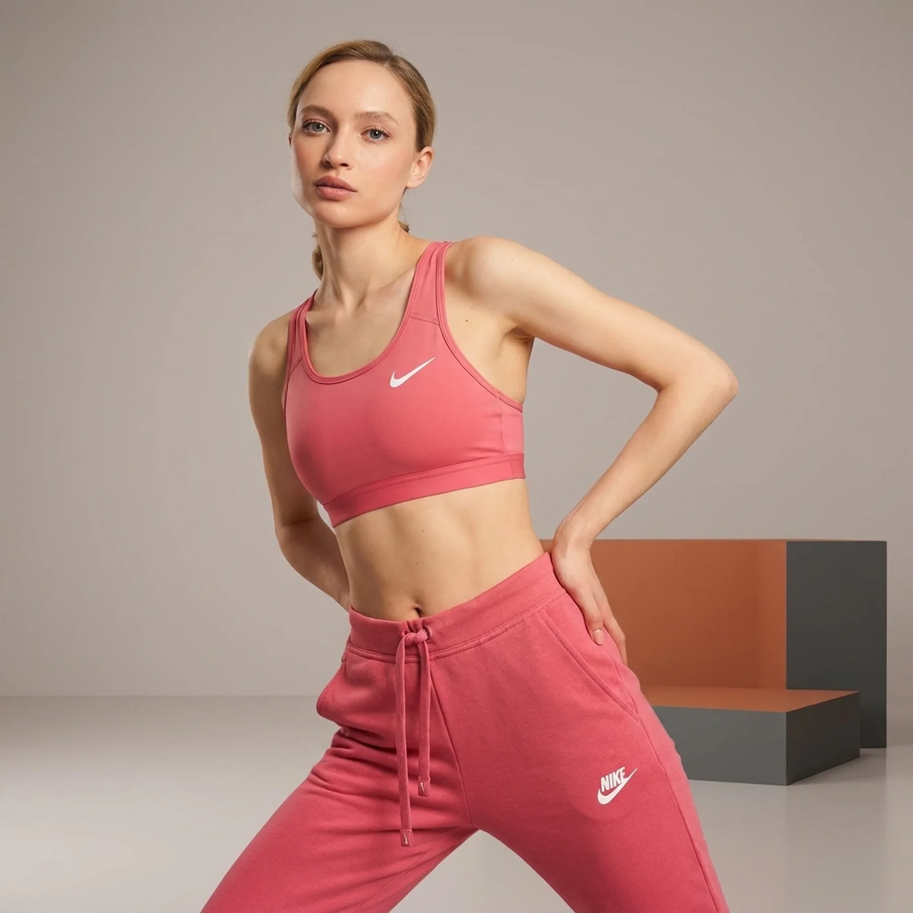 Спортивний топ жіночий Nike Swoosh Band Bra Non Pad (BV3900-010)