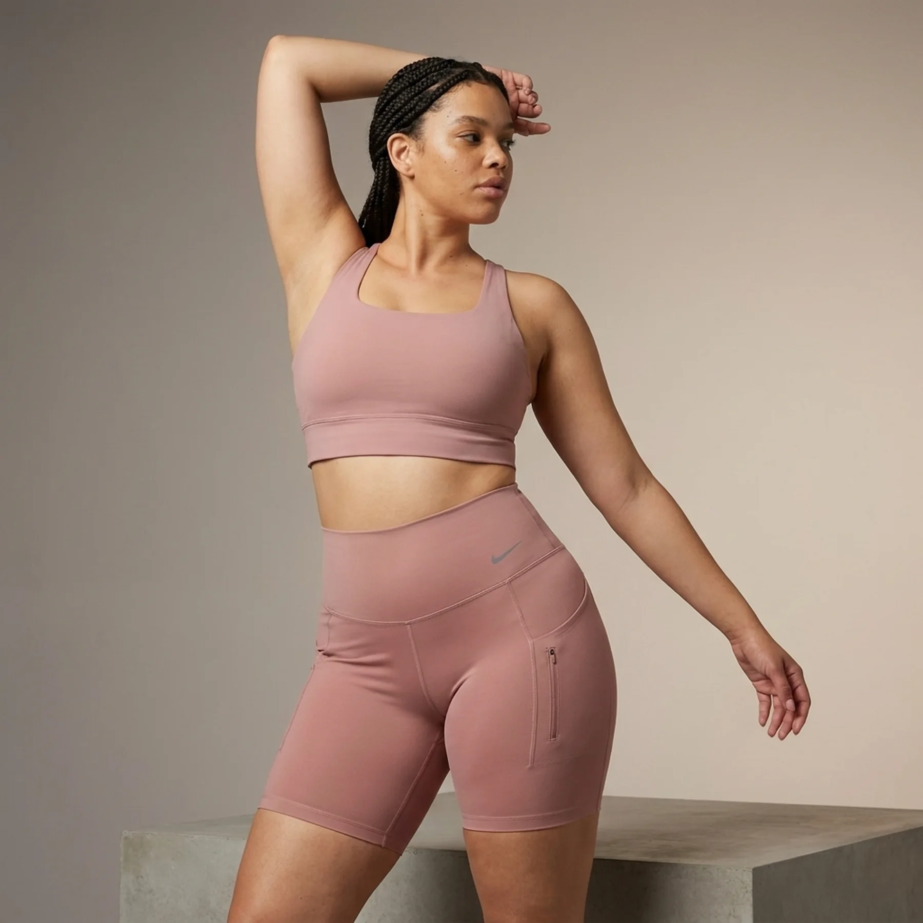 Спортивний топ жіночий Nike Go Womens Firm-Support High-Waisted 8 Biker Shorts With Pockets Peach (DQ5923-618)