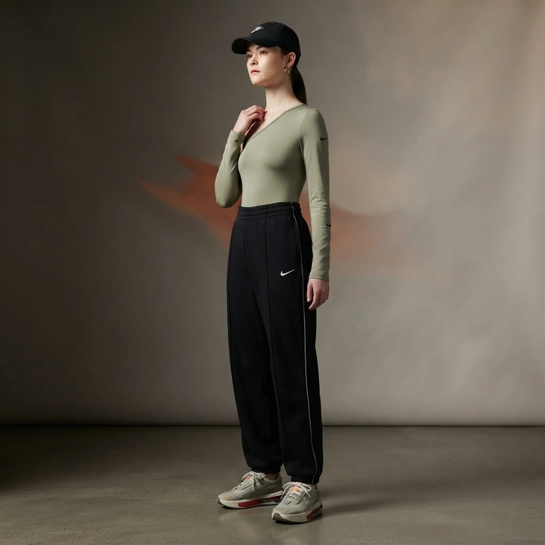 Спортивний топ жіночий Nike Sportswear Asymmetrical Long-Sleeve Top (CZ8188-320)