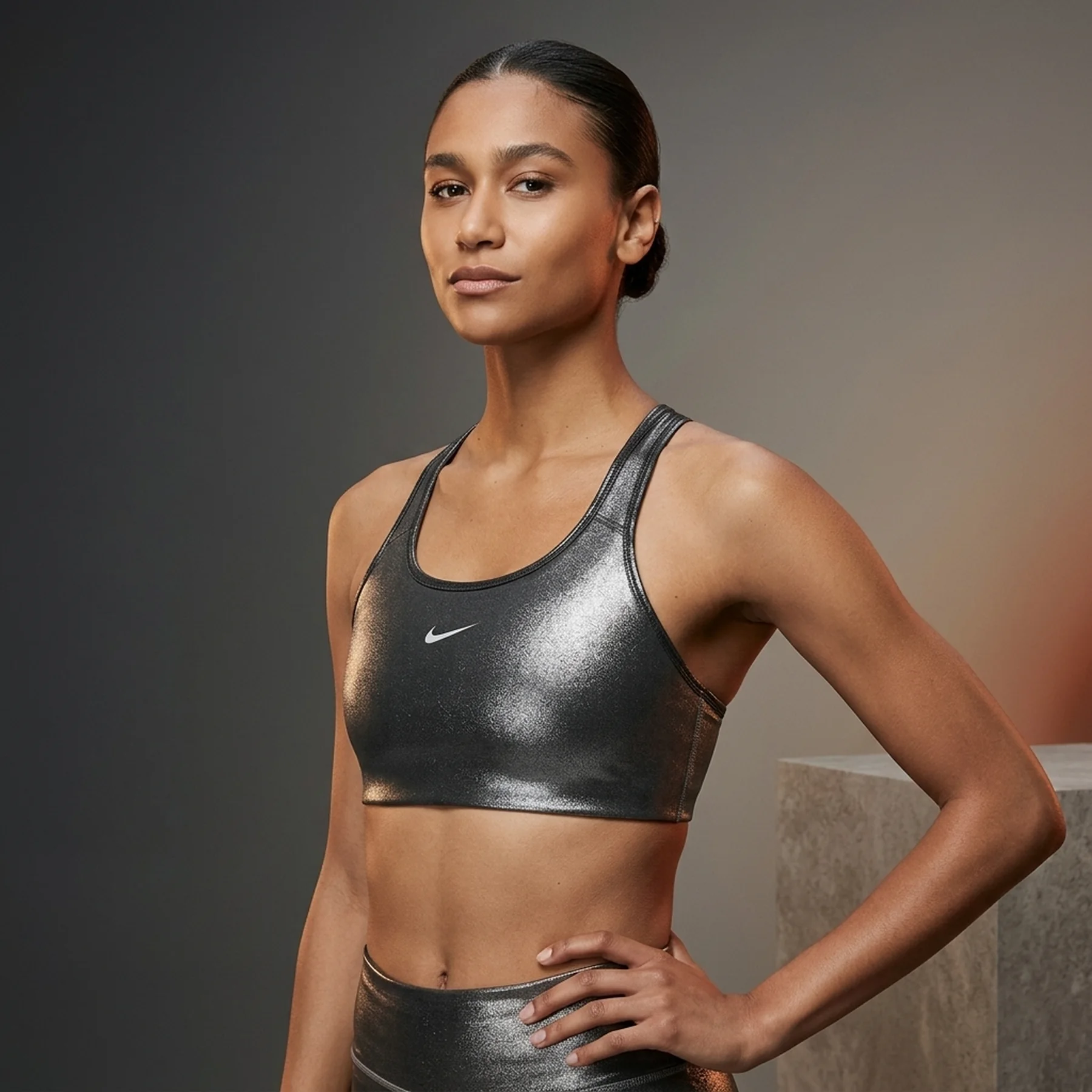 Спортивний топ жіночий Nike Swoosh Icnclsh Shmr Bra (CT3791-010)