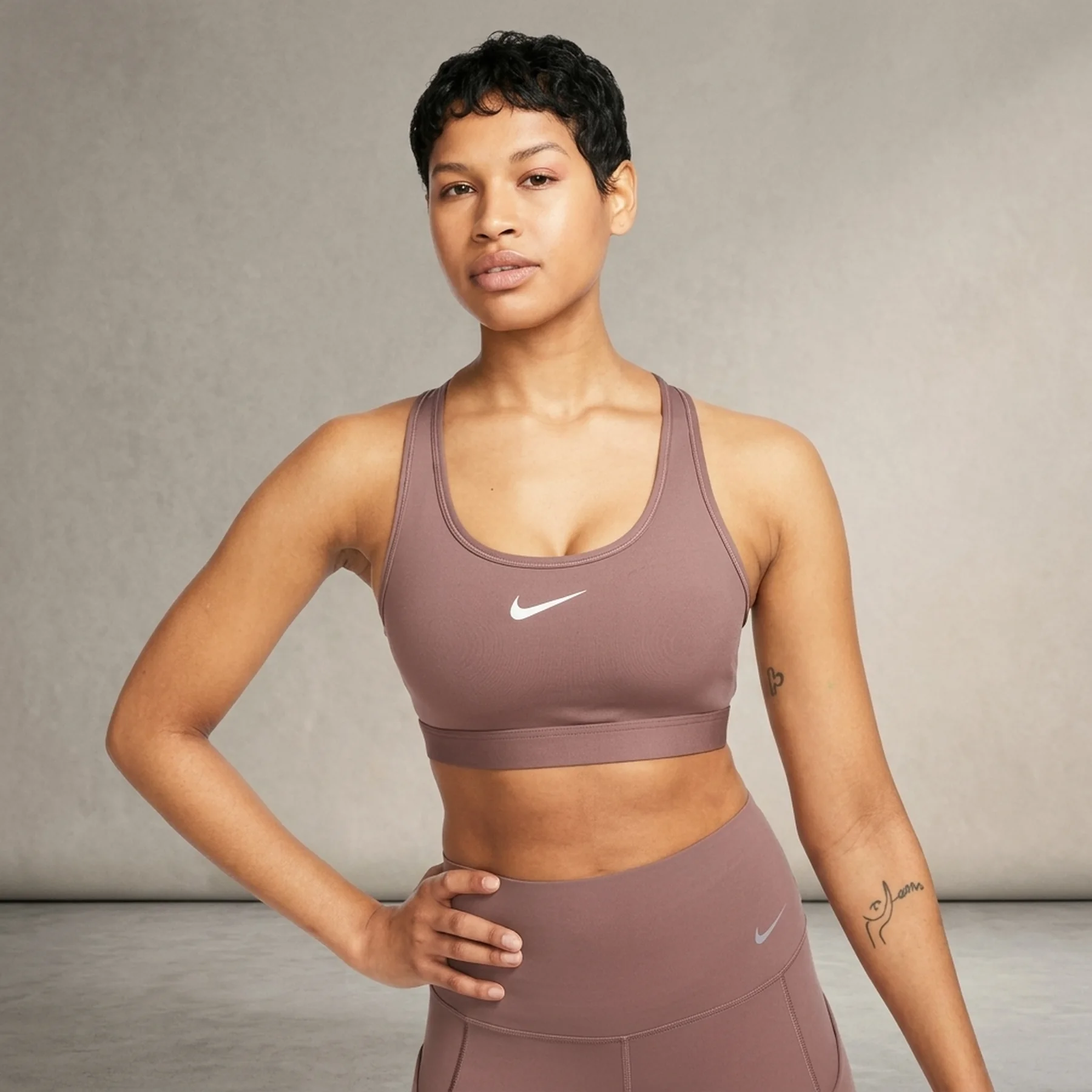 Спортивний топ жіночий Nike Swoosh Medium Support (DX6821-208)