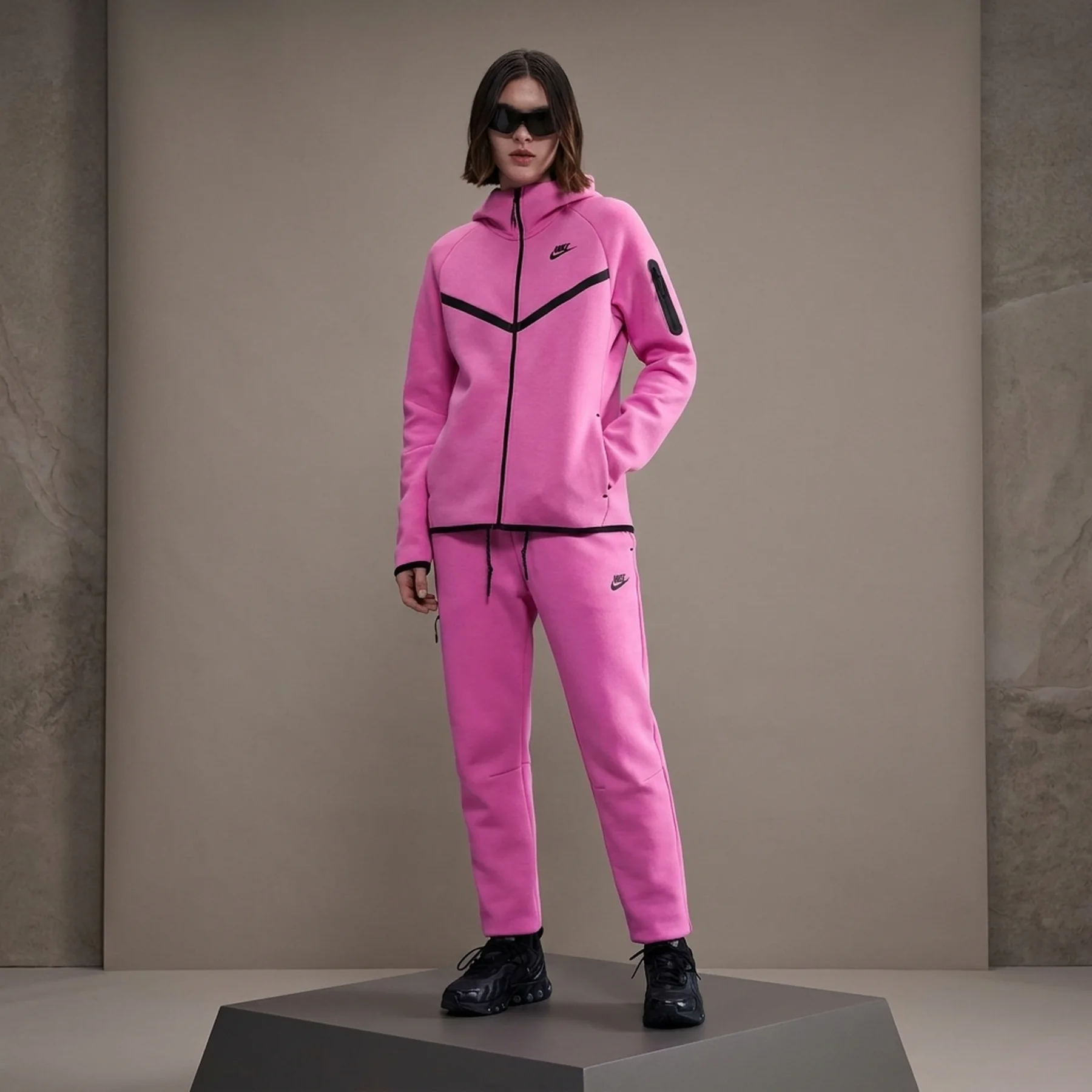 Спортивний жіночий костюм Nike Sportswear Tech Fleece Fleece
