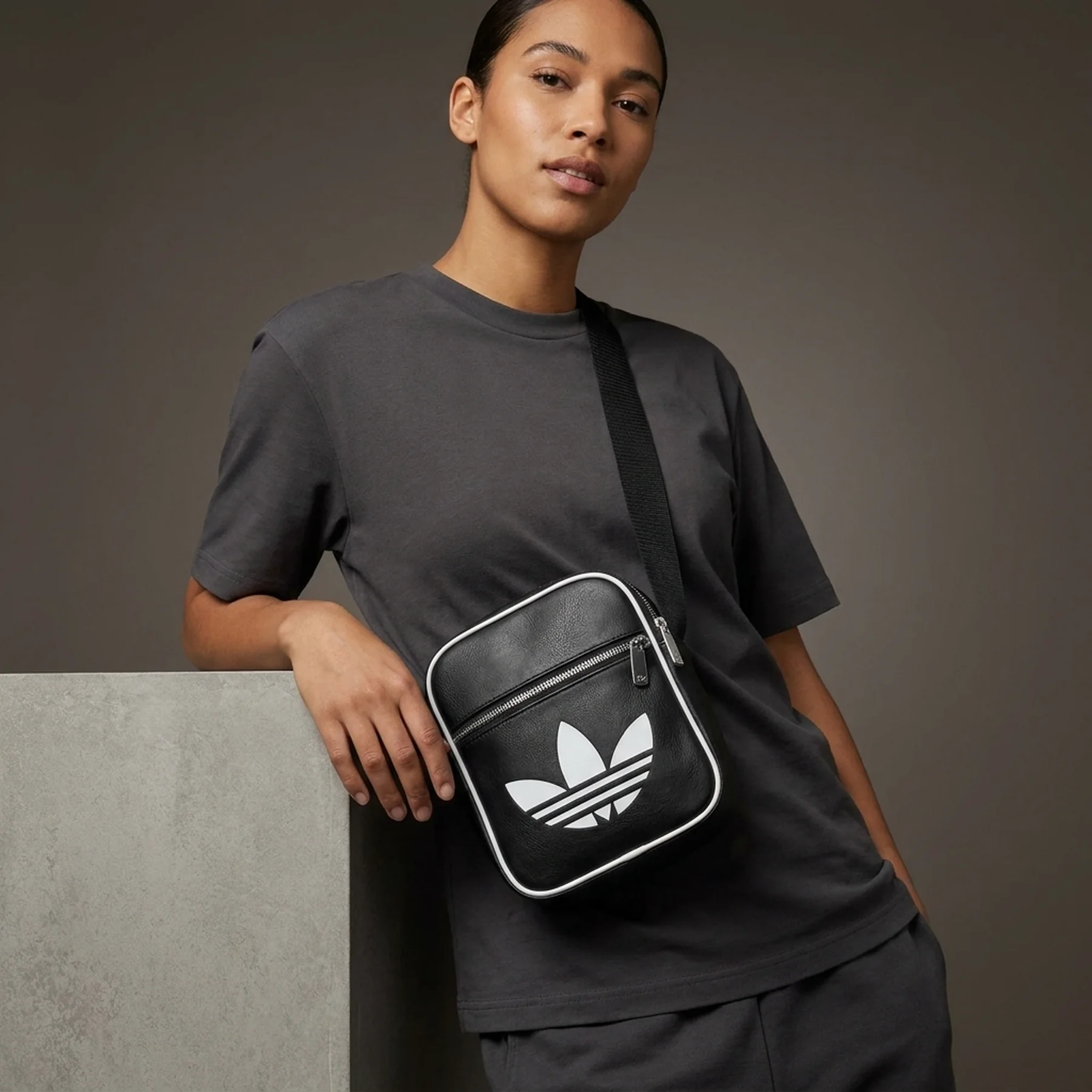 Стильна сумка Adicolor Adidas через плече 1159831658 (Чорний One size)