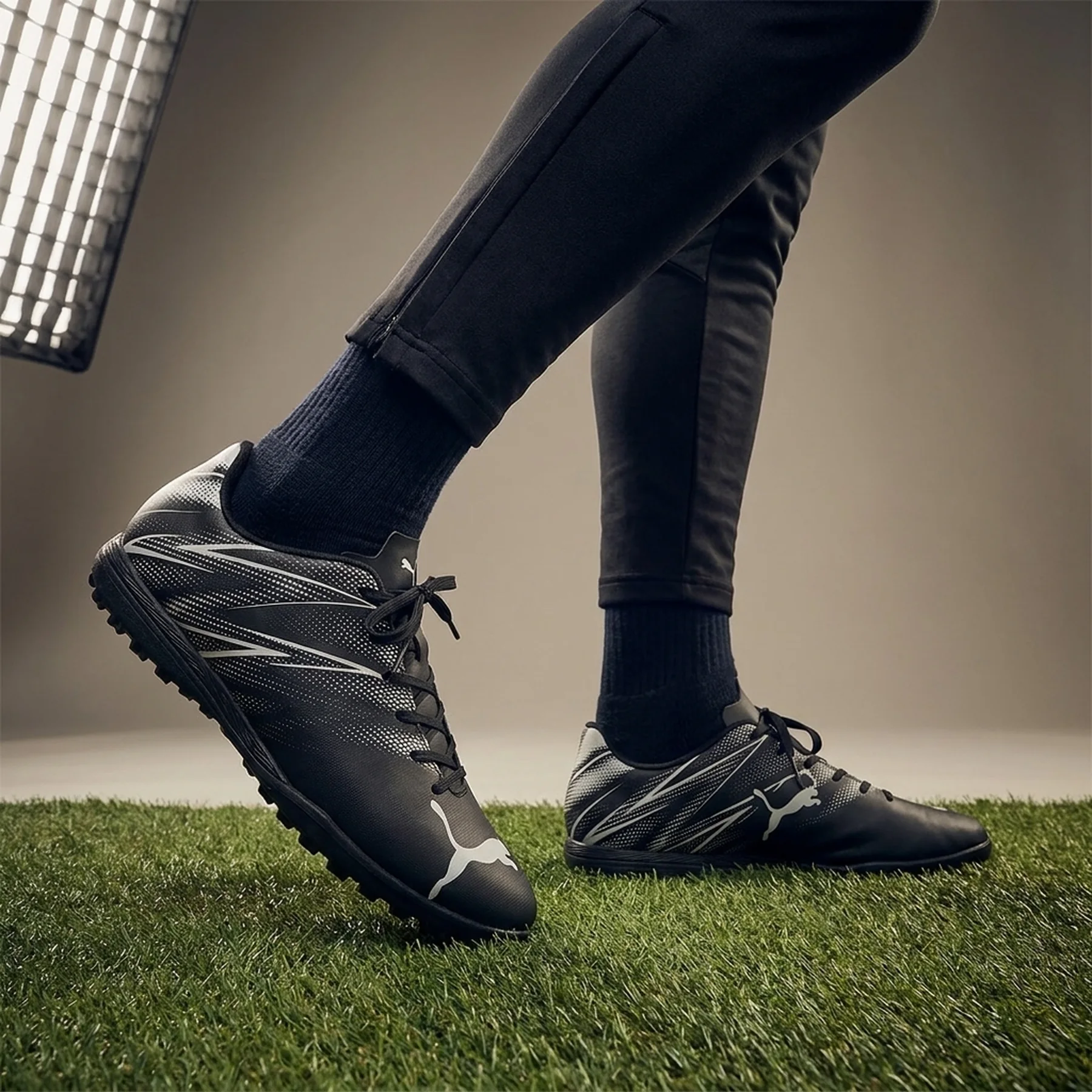 Стильні кросівки Attacanto Turf від Puma 42,5