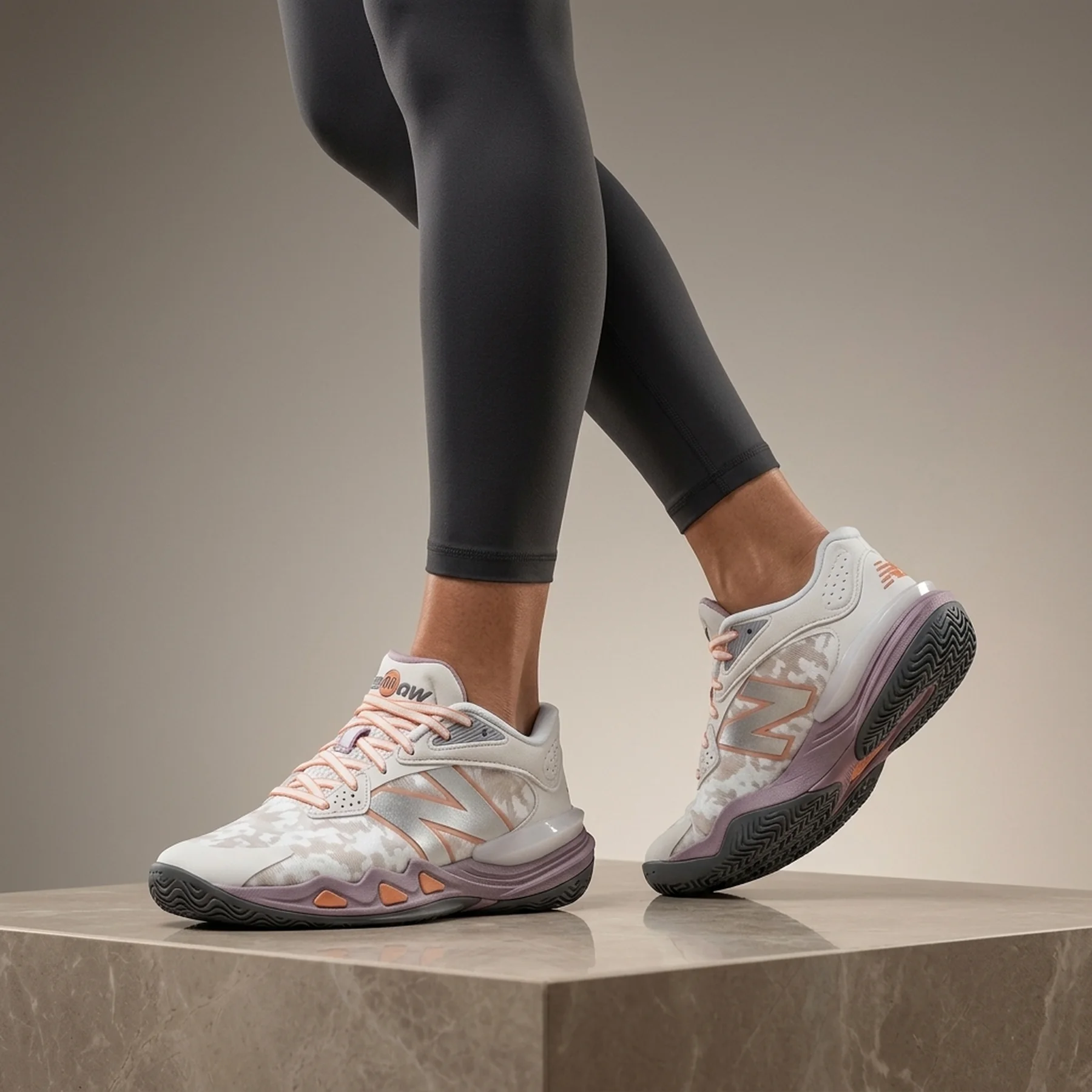 Стильні кросівки HESI LOW v2 New Balance з логотипом 37