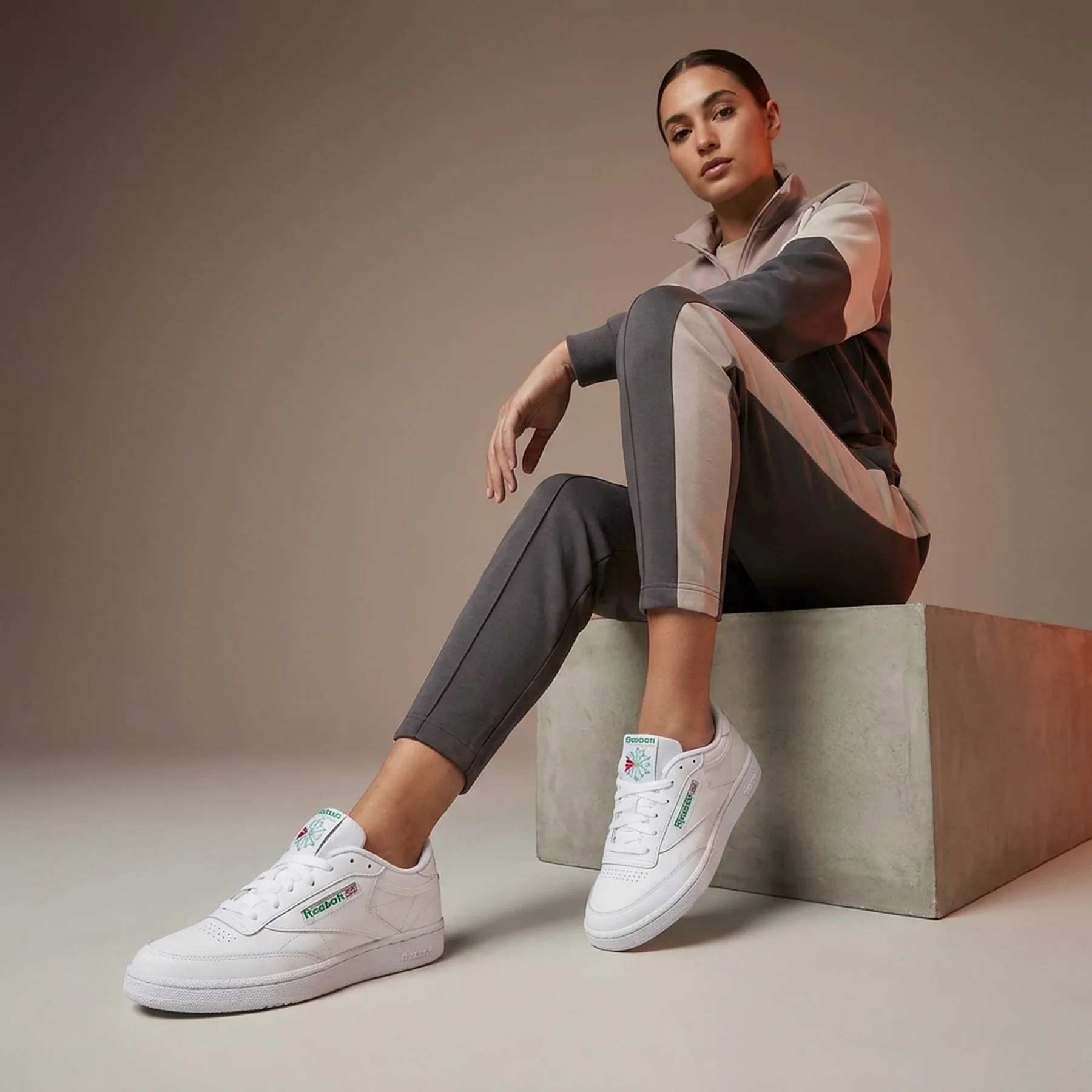 Стильні кросівки Reebok Club C з логотипом 40,5