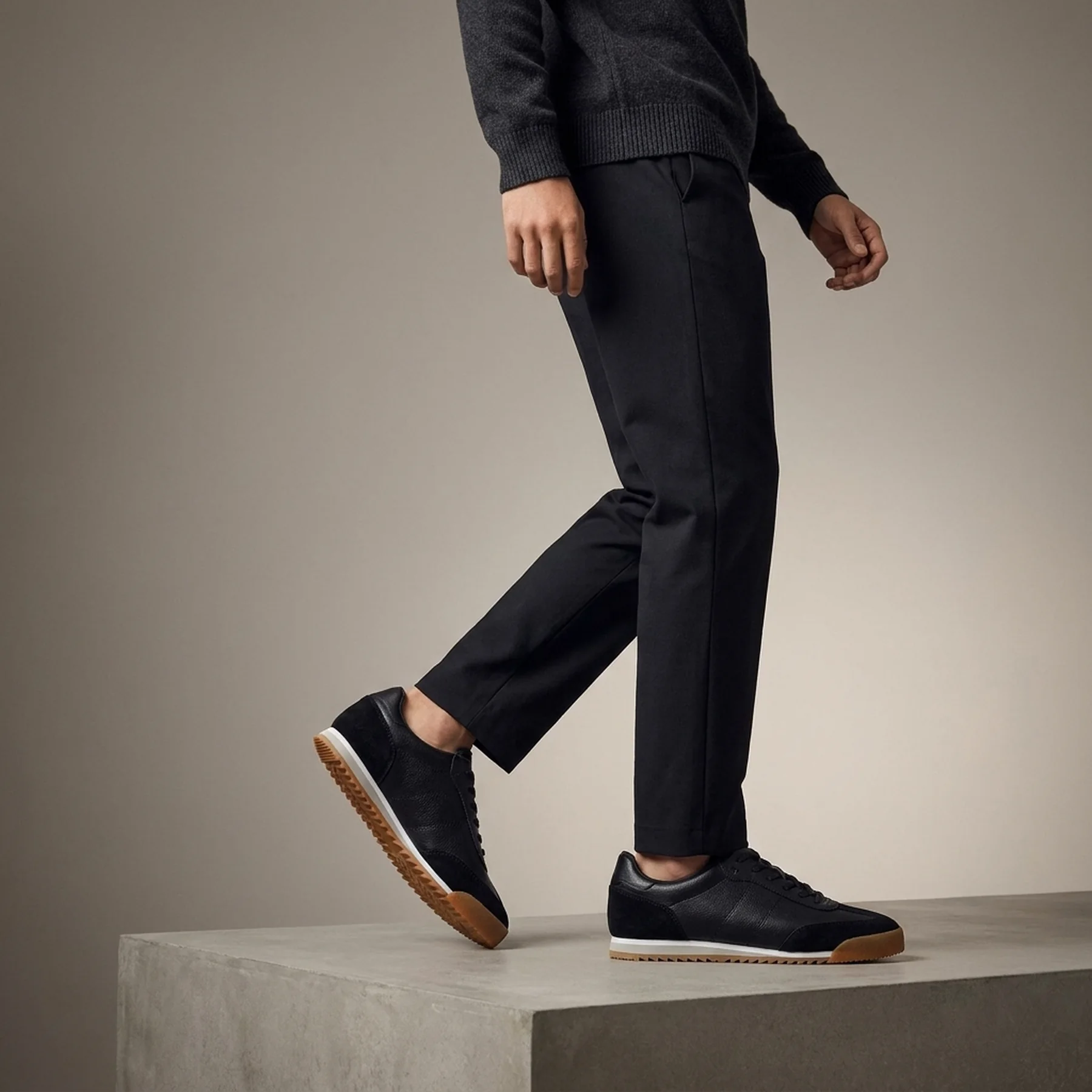 Стильні кросівки Uniqlo з екошкіри 42
