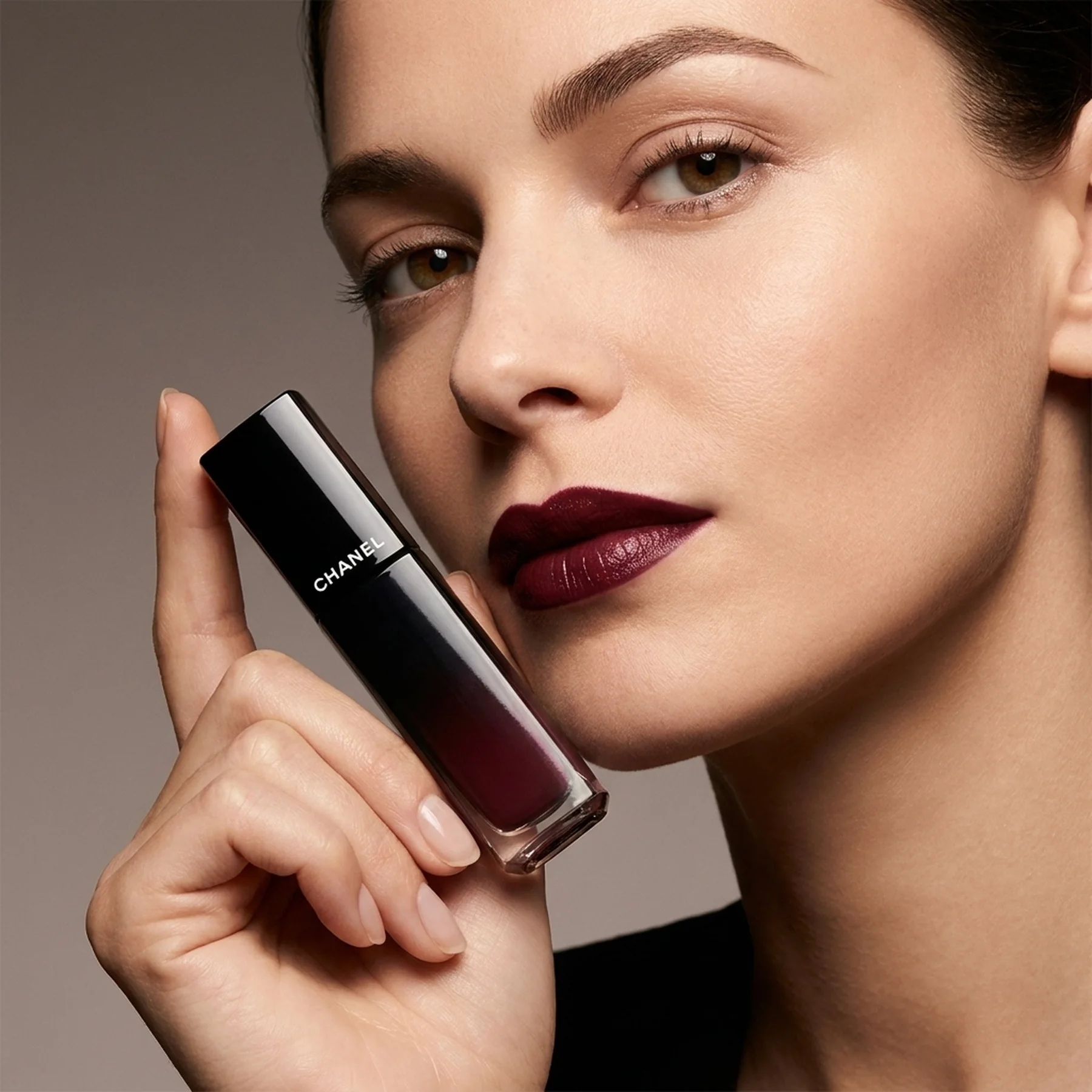 Стойкая жидкая помада для губ CHANEL Rouge Allure Laque 6 мл 167 ROUGE NOIR