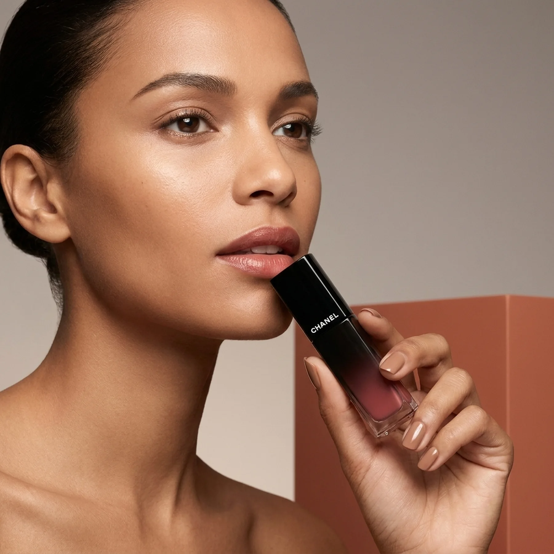Стойкая жидкая помада для губ CHANEL Rouge Allure Laque 6 мл 66 Permanent