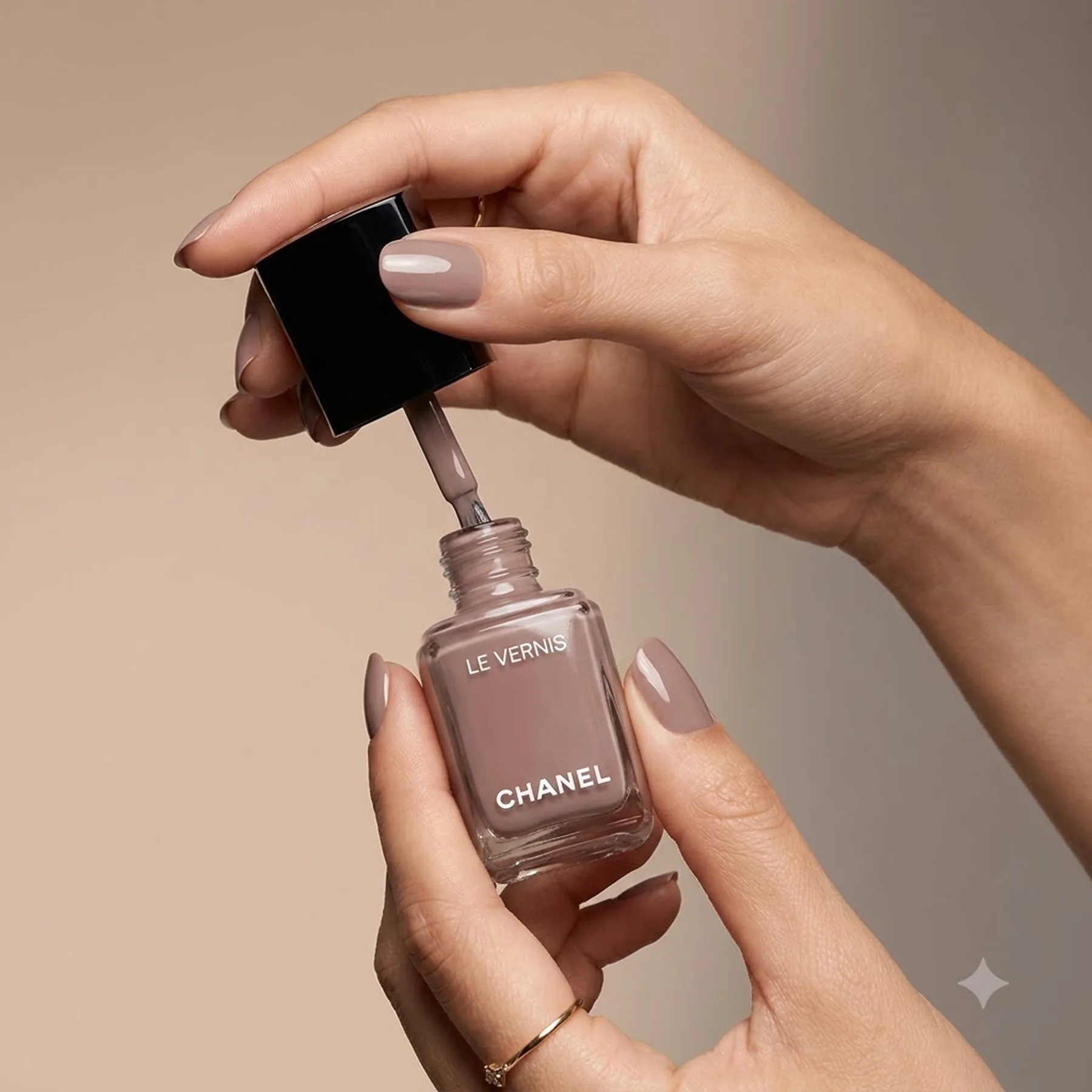 Стойкий лак для ногтей CHANEL Le Vernis Longwear Nail Colour 13 мл 105 PARTICULIERE