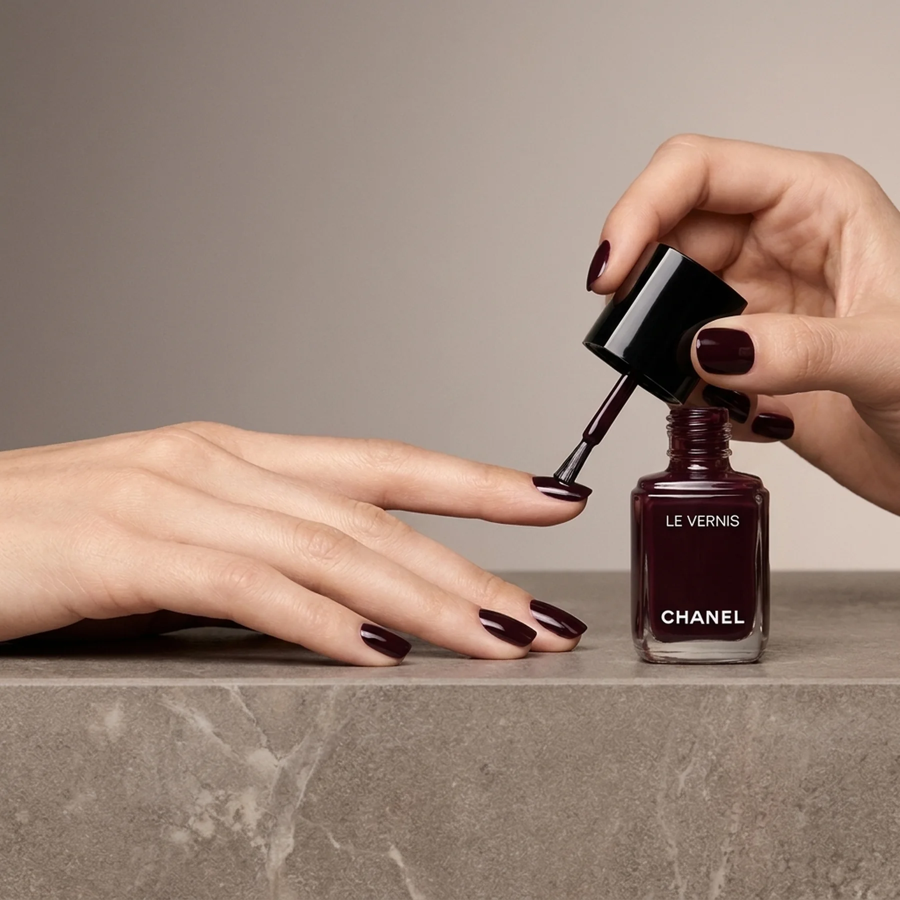 Стойкий лак для ногтей CHANEL Le Vernis Longwear Nail Colour 13 мл 397 ROUGE NOIR