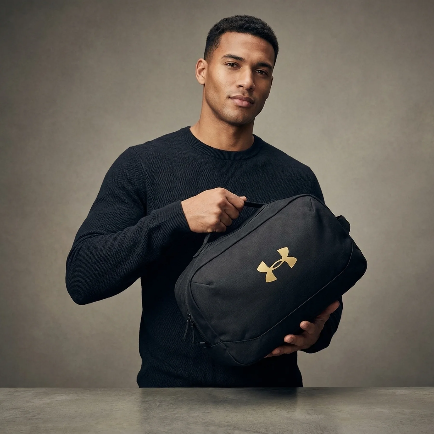Сумка через плече Under Armour Ua Contain Travel Kit 4L (1381922-001)