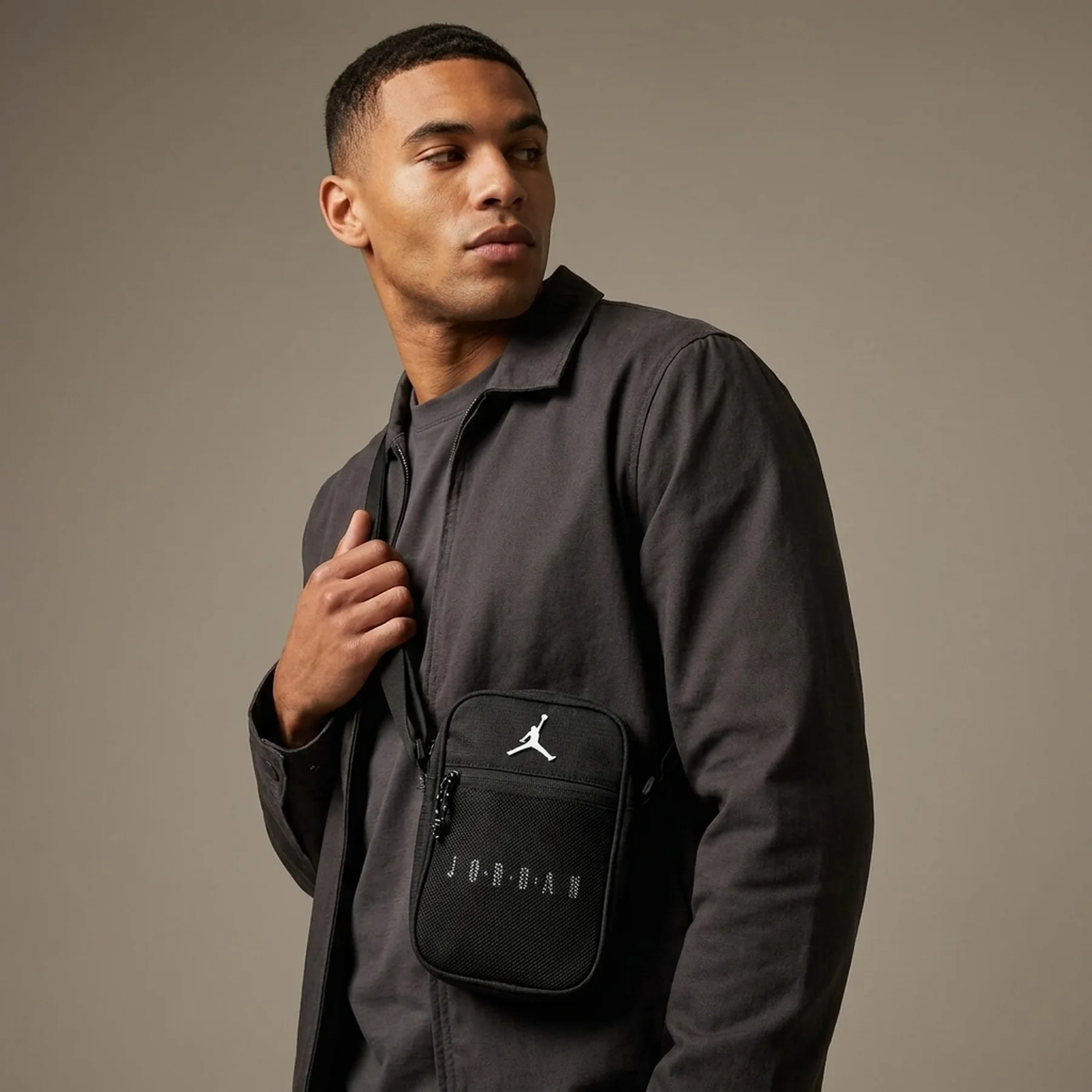 Сумка Nike Jam Blacktop Festtival Bag 1.7L чорний Чол 23 х 15 х 5 см (MA9190-023)