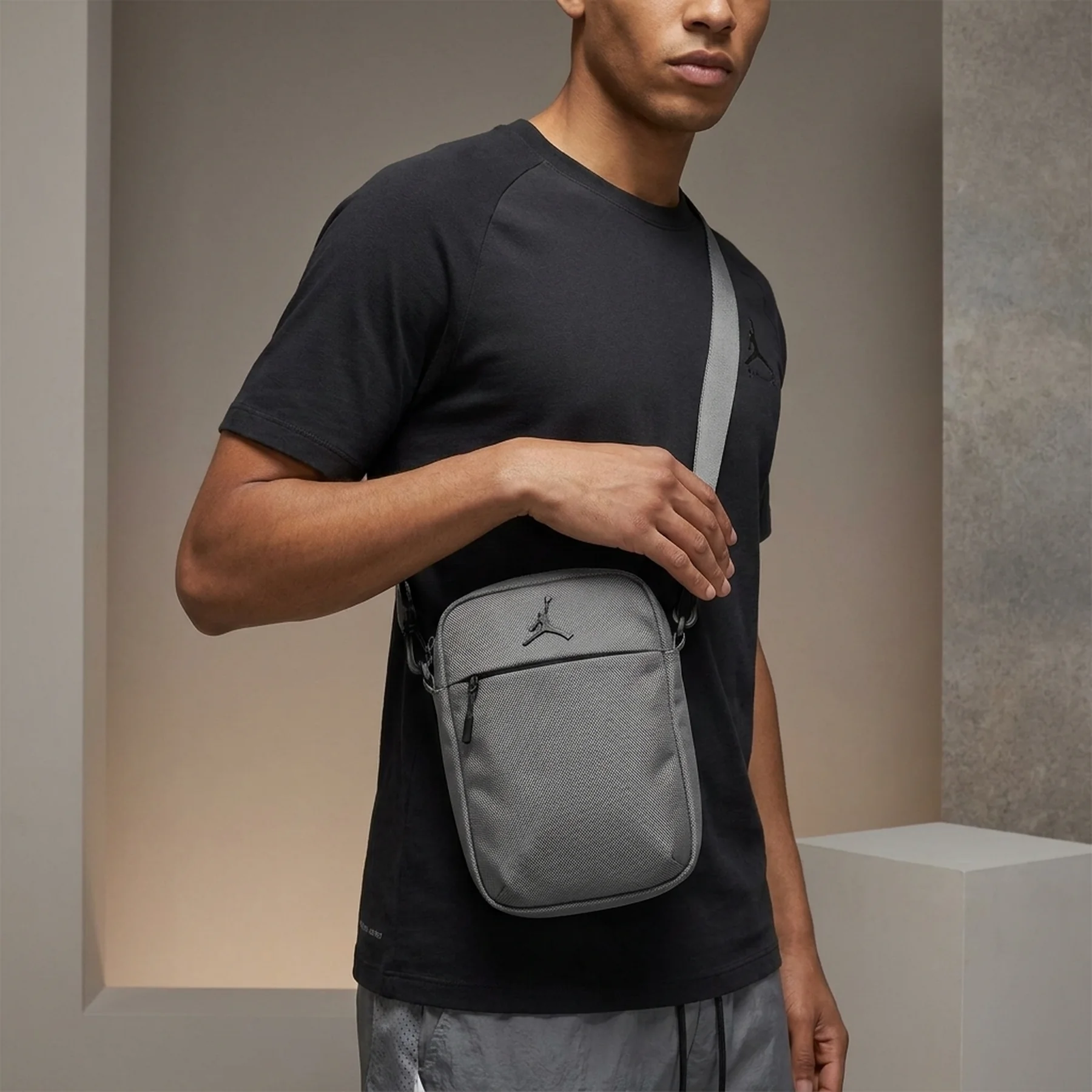 Сумка Nike Jam Blacktop Festtival Bag 1.7L сірий Чол 23 х 15 х 5 см (MA9190-G3A)