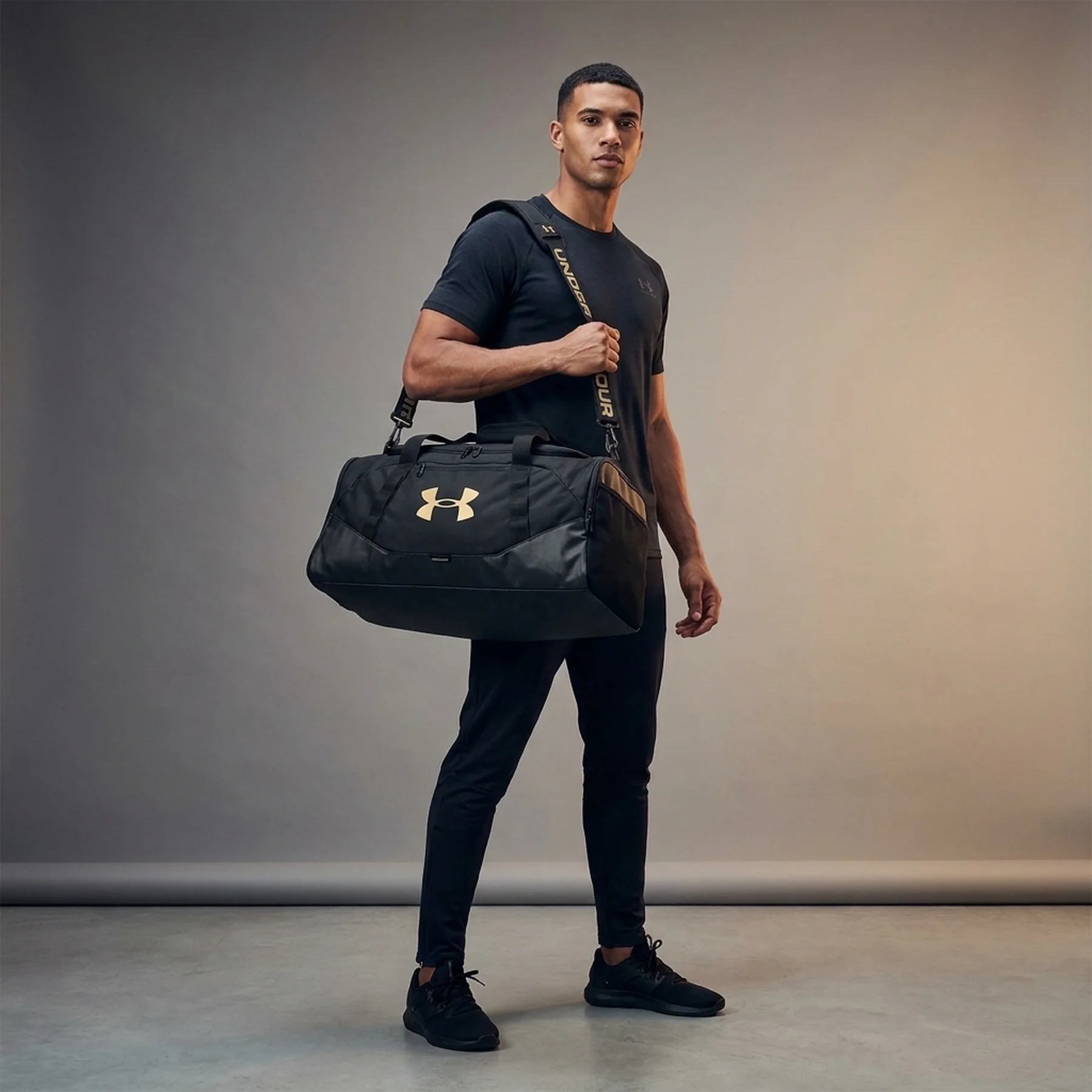 Сумка Under Armour Contain Duo SM BP Duffle 40L чорний Уні 55x40x28 см