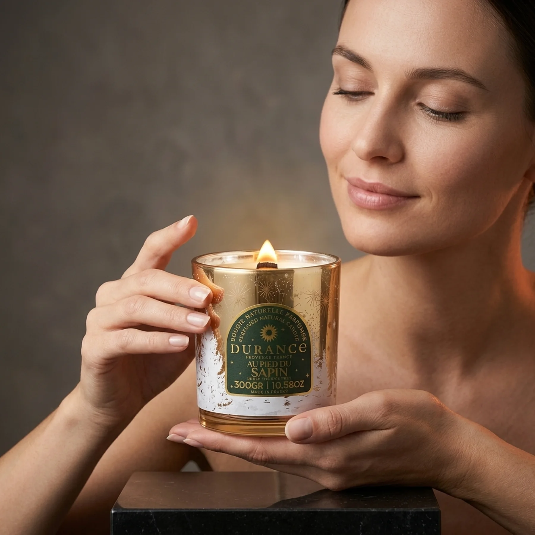Свеча парфюмированная Durance Candle Wooden Wick 300 г Біля підніжжя ялинки