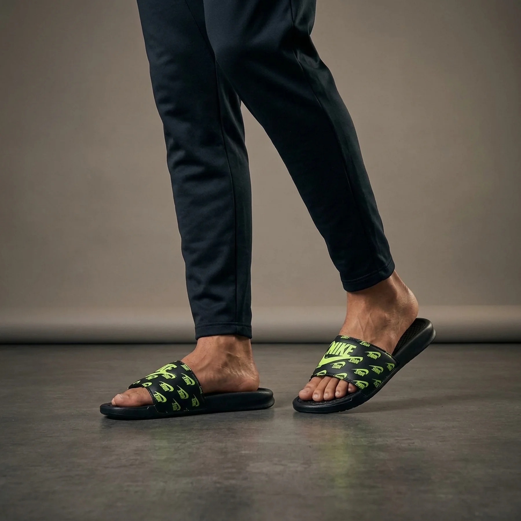 Тапочки чоловічі Nike Victori One (CN9678-010)