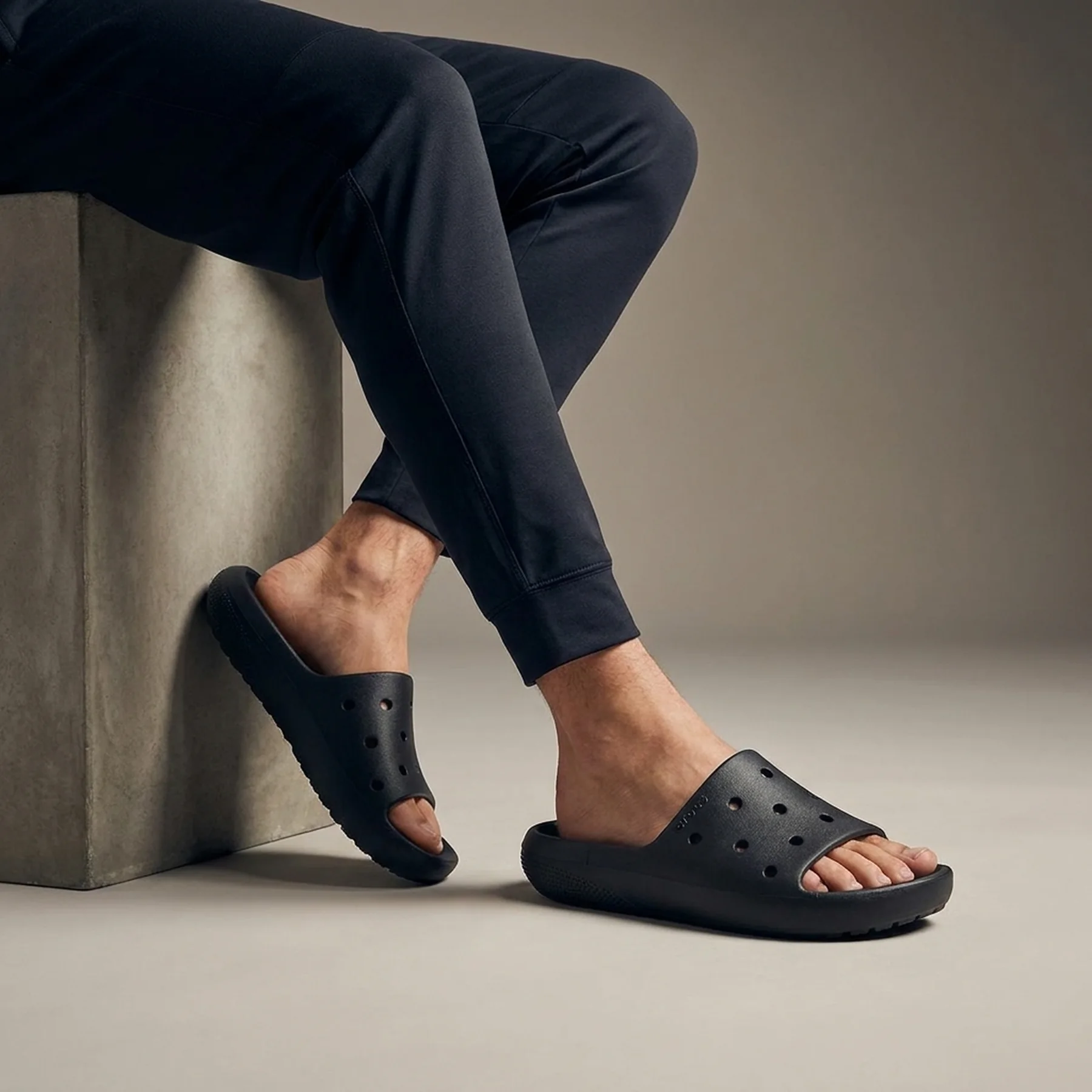 Тапочки UNI CLASSIC SLIDE V2 209401-001 CROCS M10/W12(43-44) Чорний