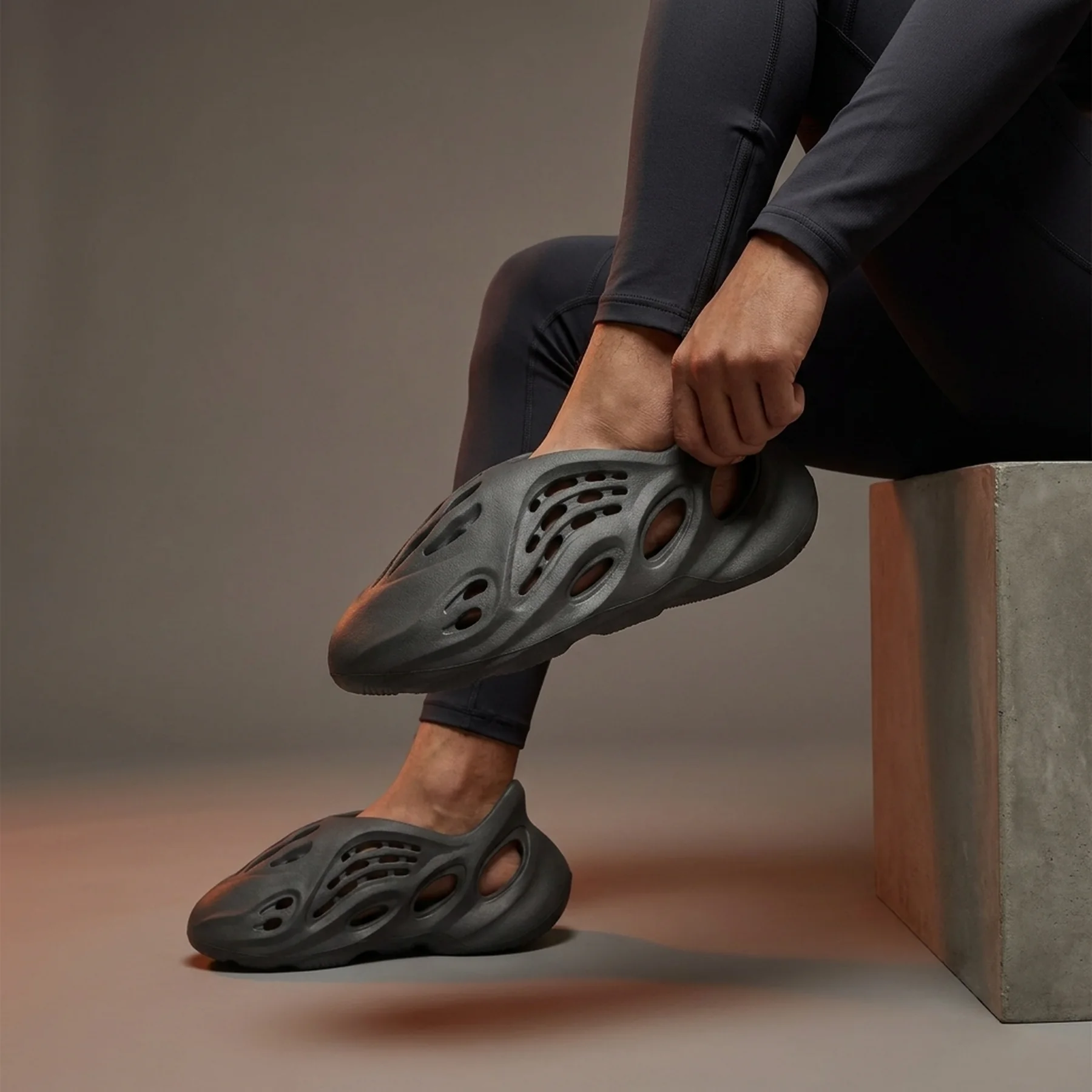 Тапочки унісекс Adidas Yeezy Foam Runner Carbon (IG5349)