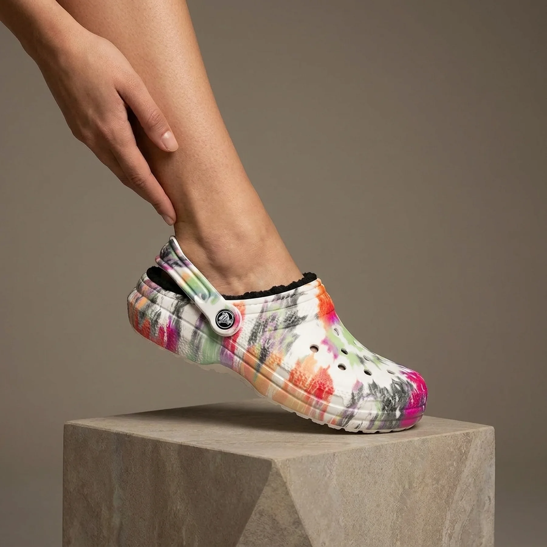 Тапочки унісекс Crocs Classic Lined Tie-Dye Clog Multi (206341-0C4)