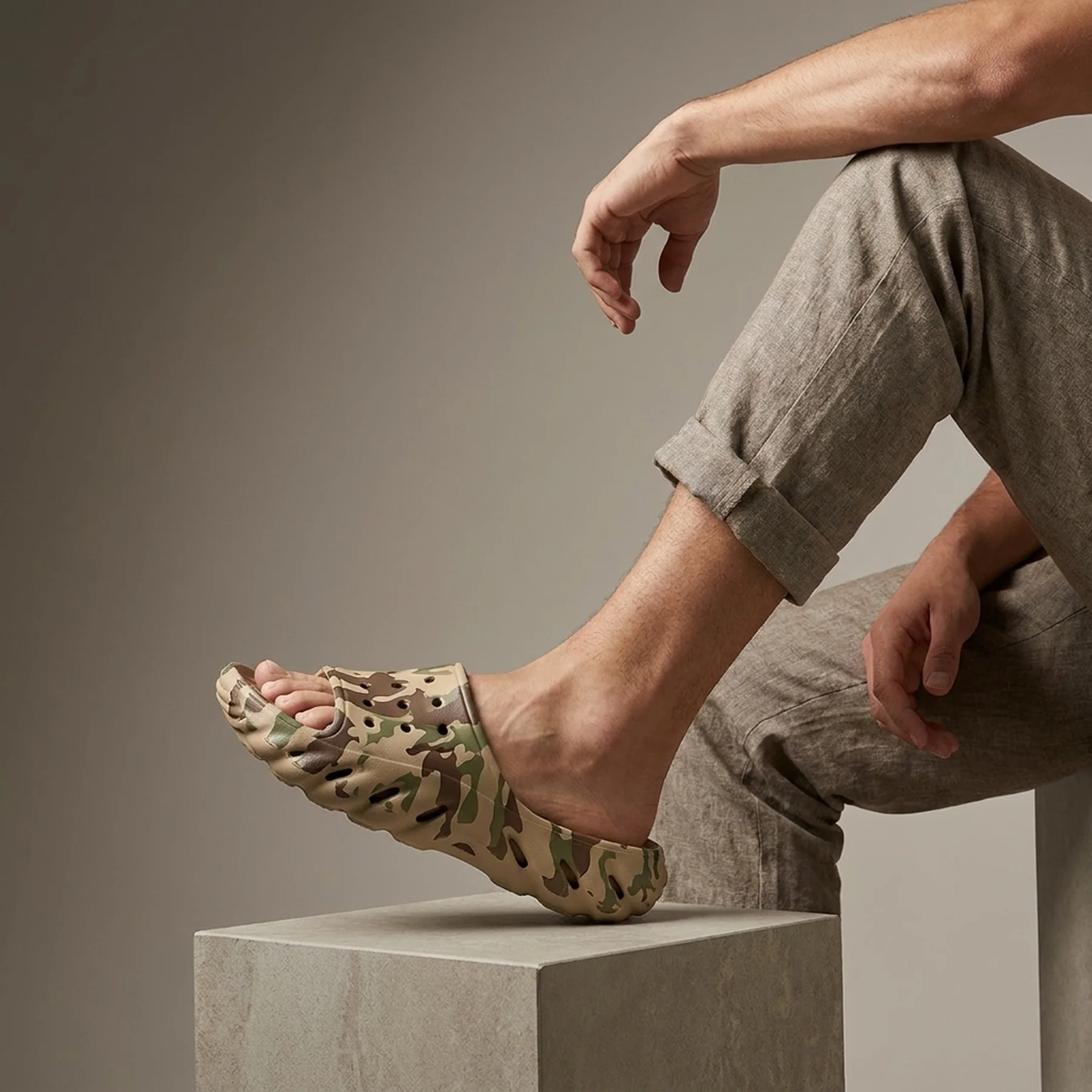 Тапочки унісекс Crocs Echo Camo Redux Slide (209010-025)