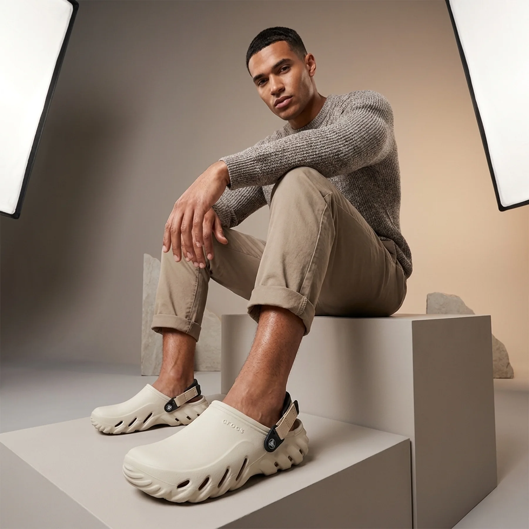 Тапочки унісекс Crocs Echo Clog Bone/Blk (207937-2YJ)