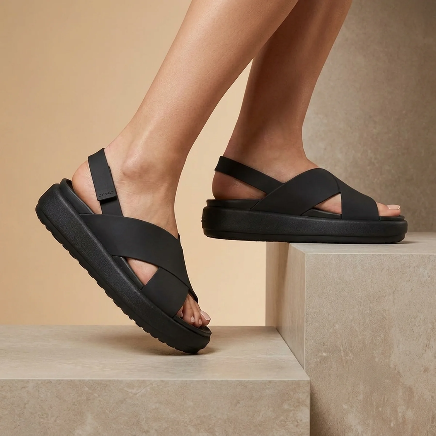 Тапочки унісекс Crocs Luxe Cross Strap (209407-060)