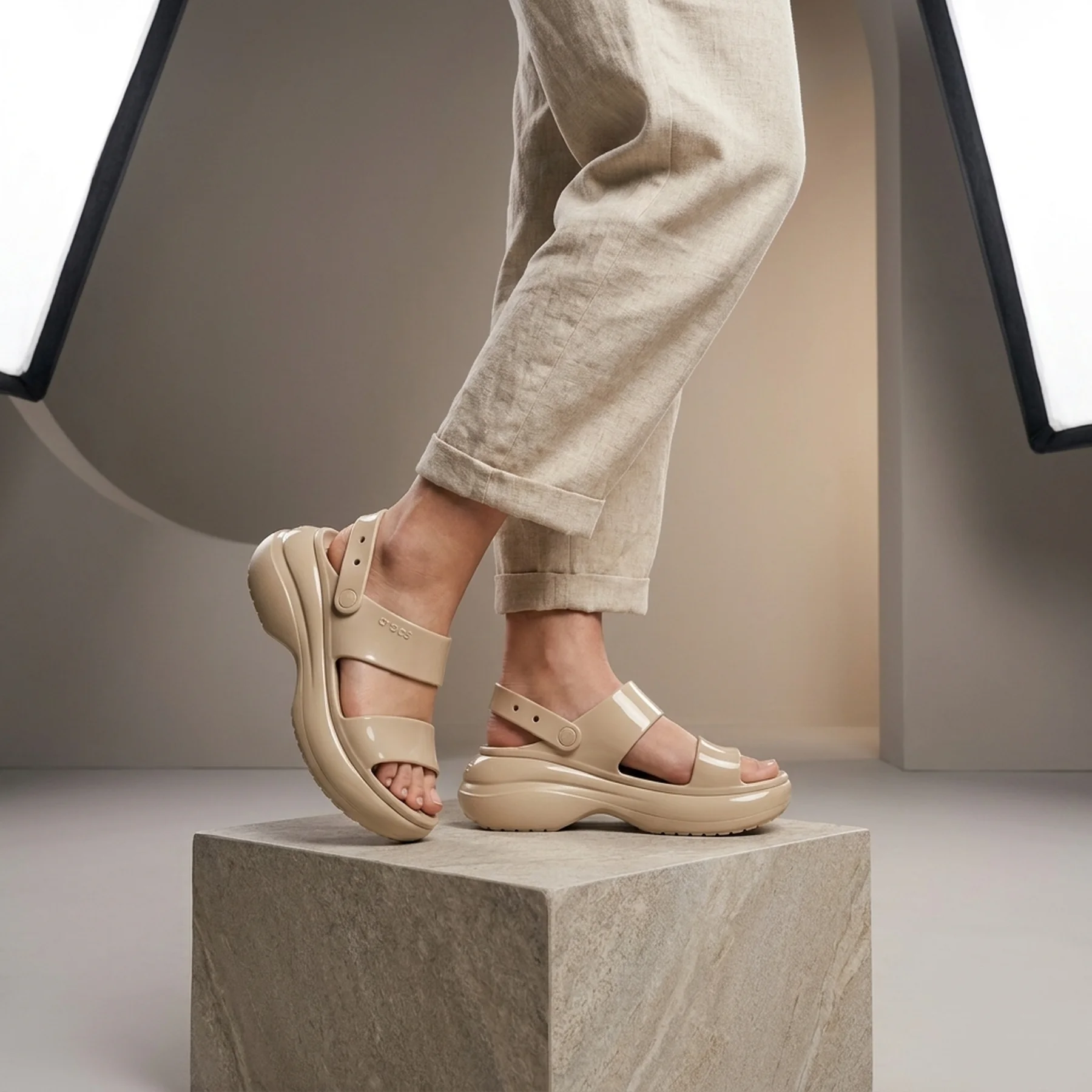 Тапочки унісекс Crocs Mega Crush Sandal Beige (207989-2Y2)