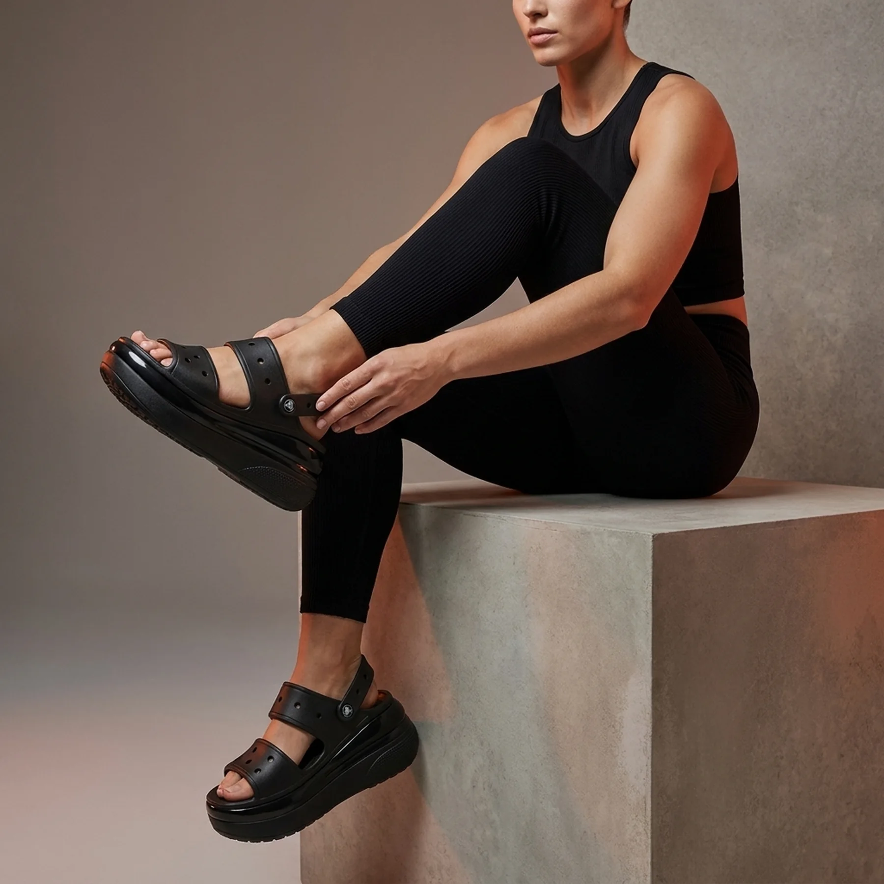 Тапочки унісекс Crocs Mega Crush Sandal Black (207989-001)