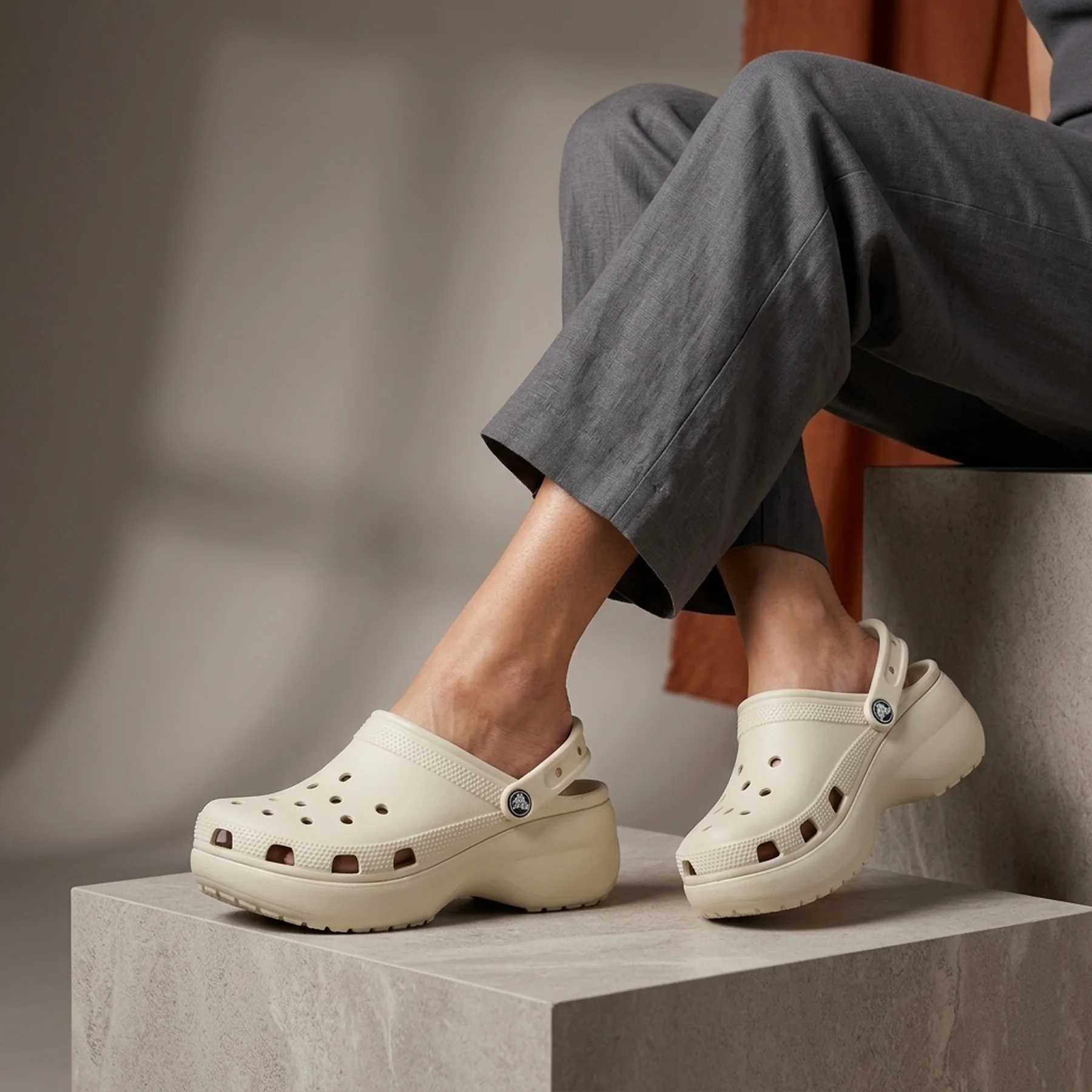 Тапочки жіночі Crocs Classic Platform Clog Crocs W6 (206750-2Y2)
