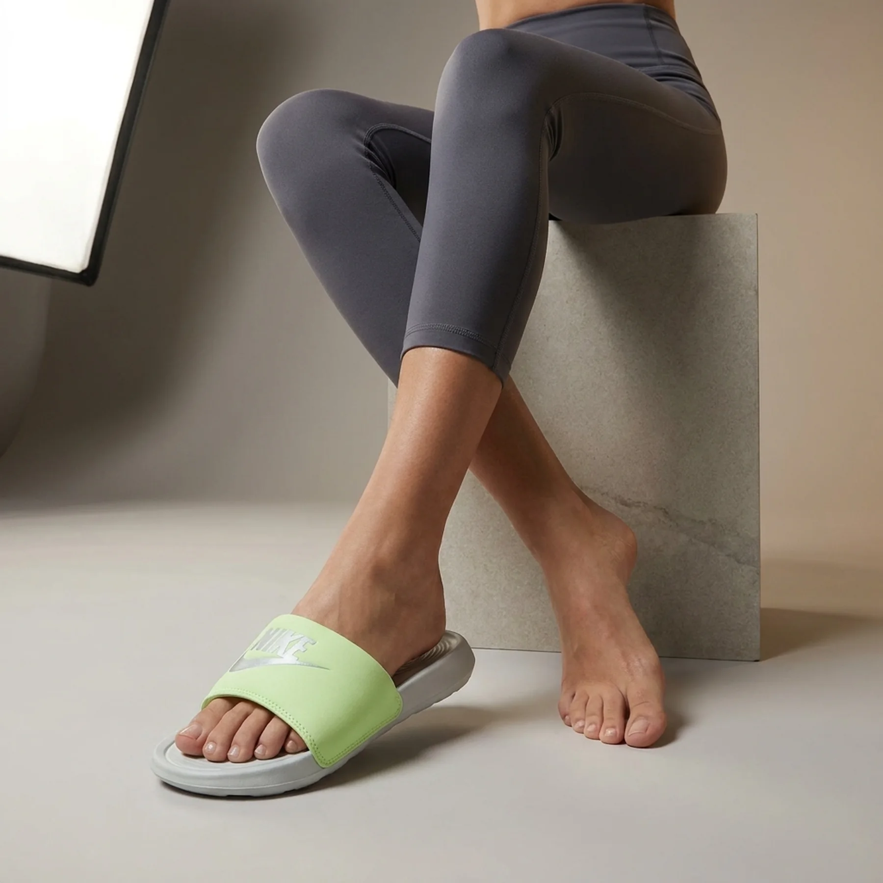 Тапочки жіночі Nike Victori One (CN9677-010)