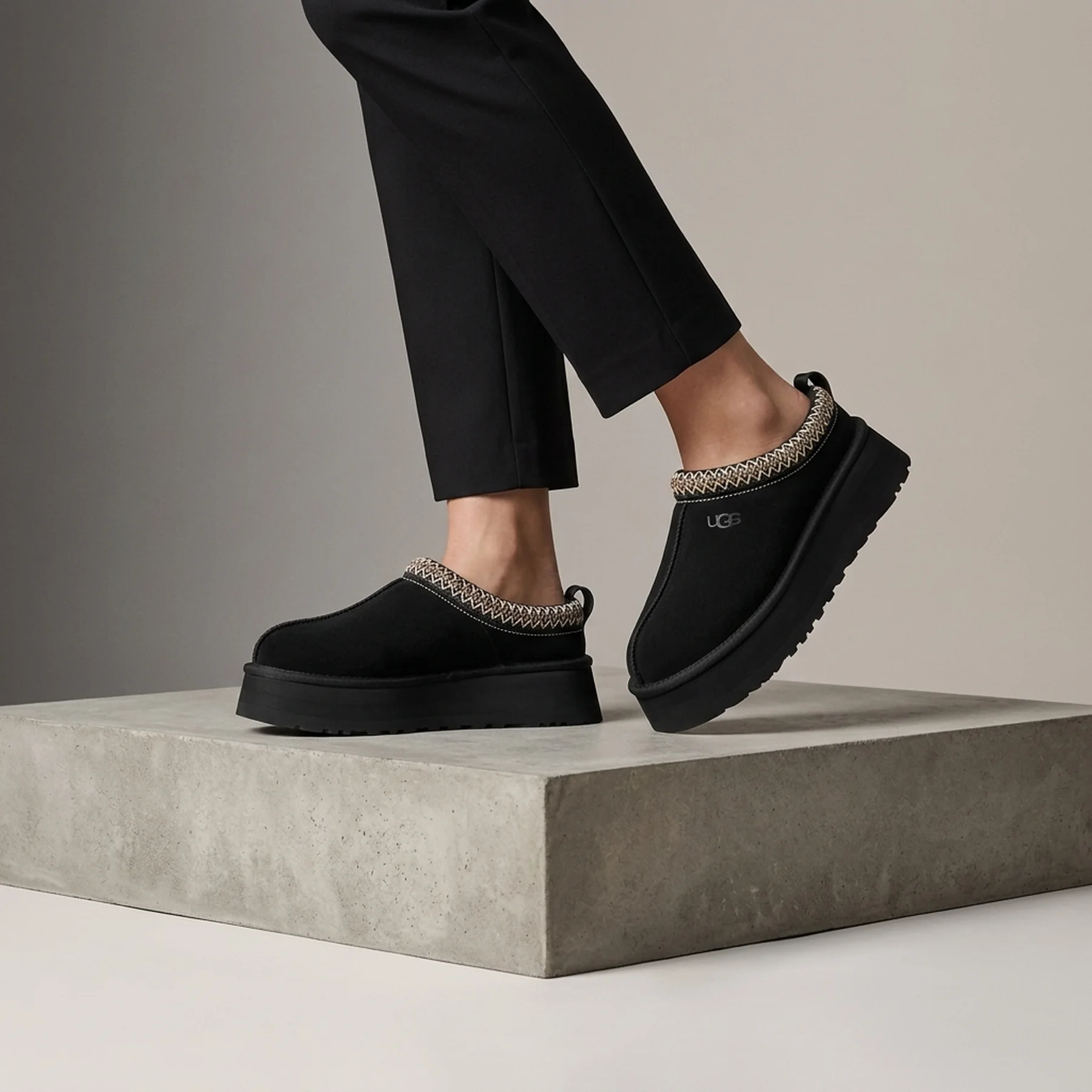 Тапочки жіночі UGG Tazz II Black