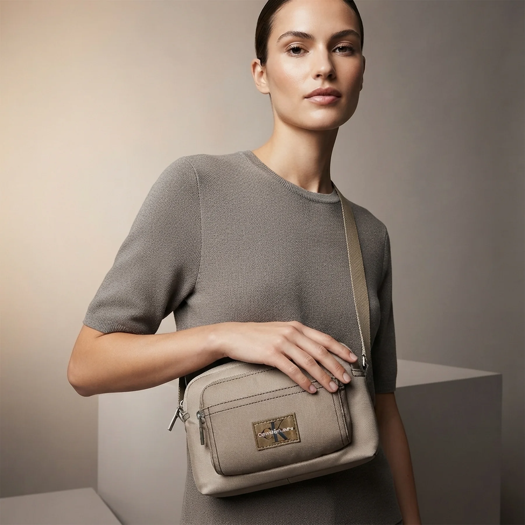 Текстильна сумка через плече Calvin Klein з логотипом 1159846825 Коричневий