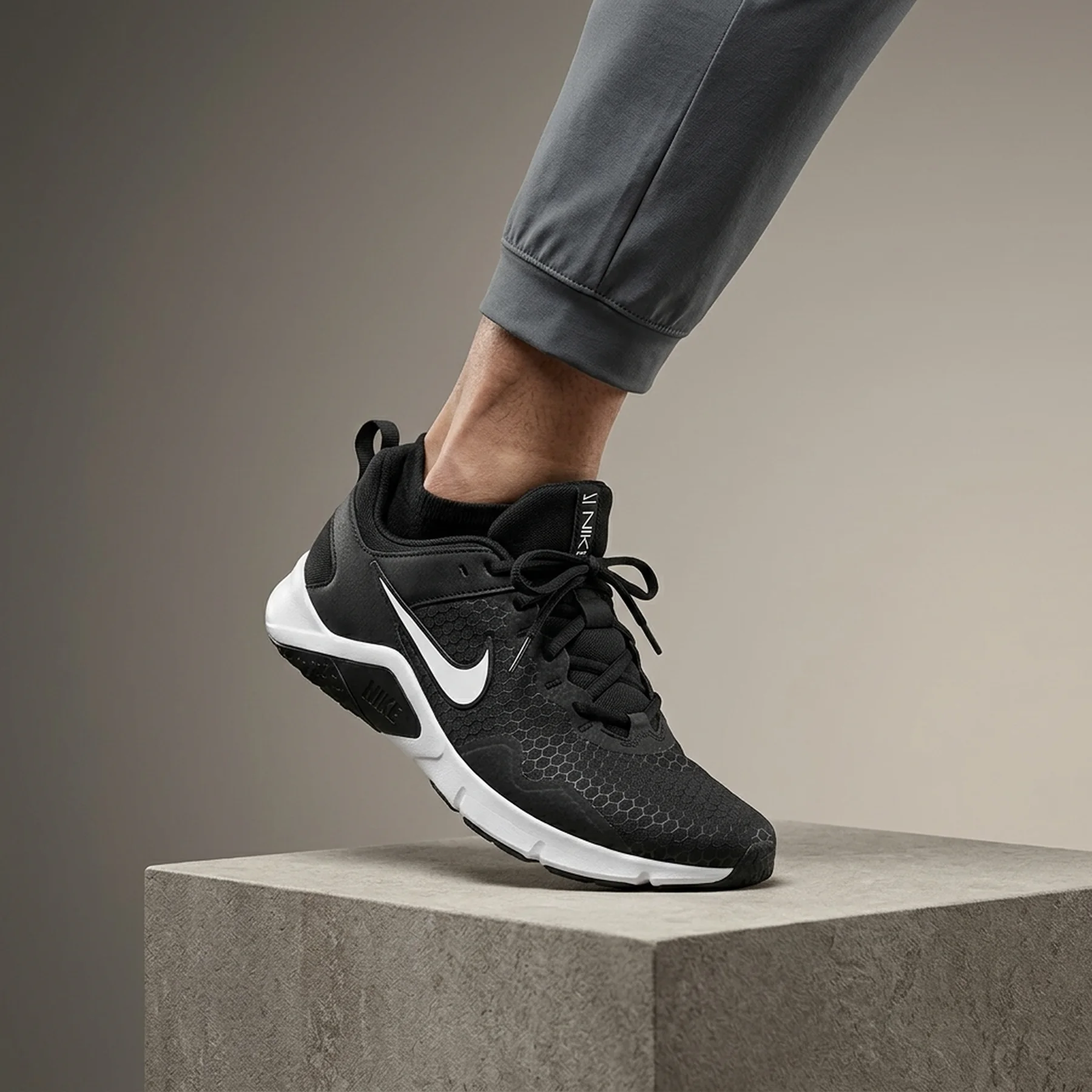 Текстильні кросівки Nike Legend Essential 2 40